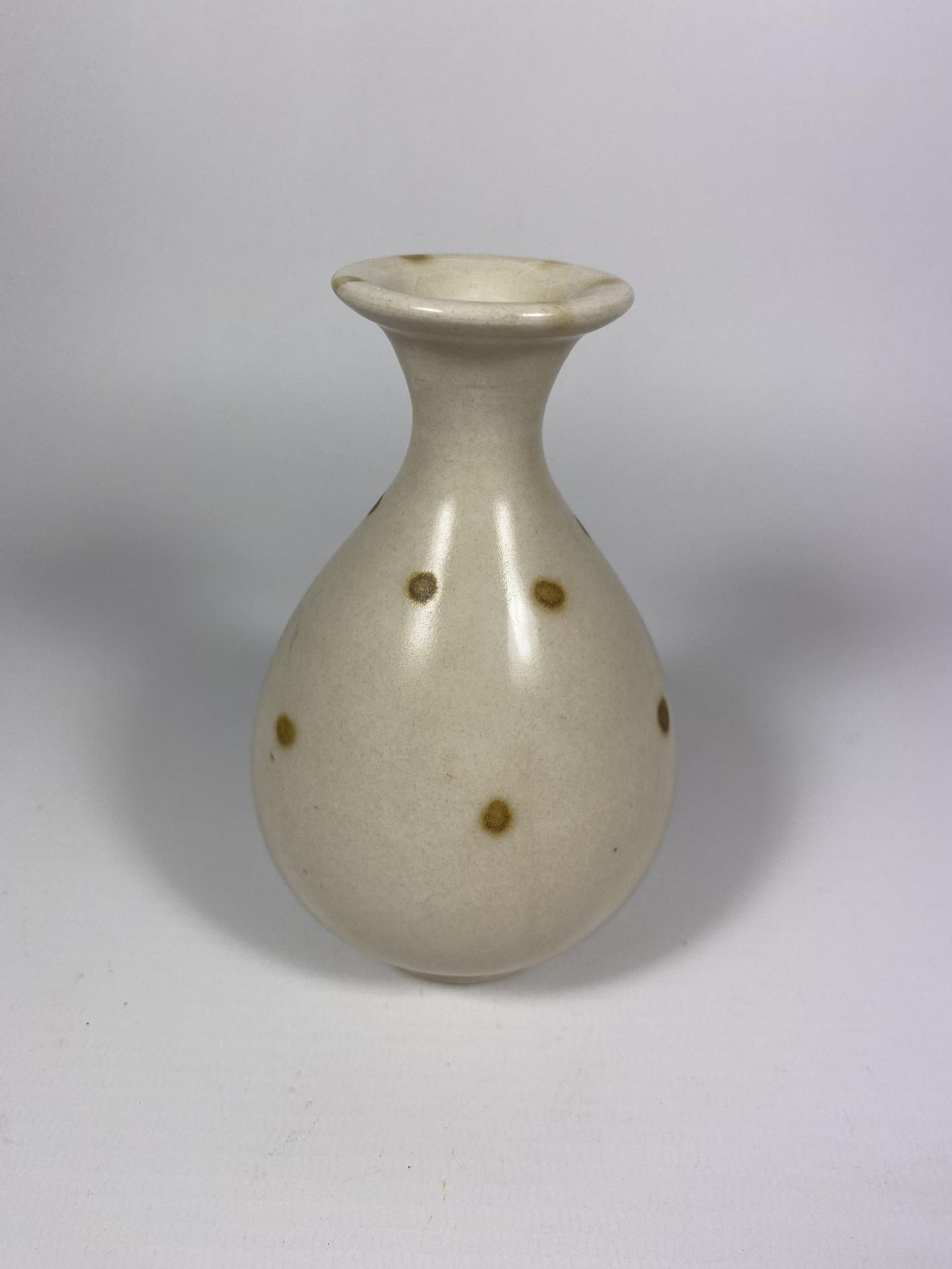 A CHINESE PORCELAIN BOTTLE VASE ON CARVED WOODEN STAND, HEIGHT OF VASE 13CM - Image 2 of 5