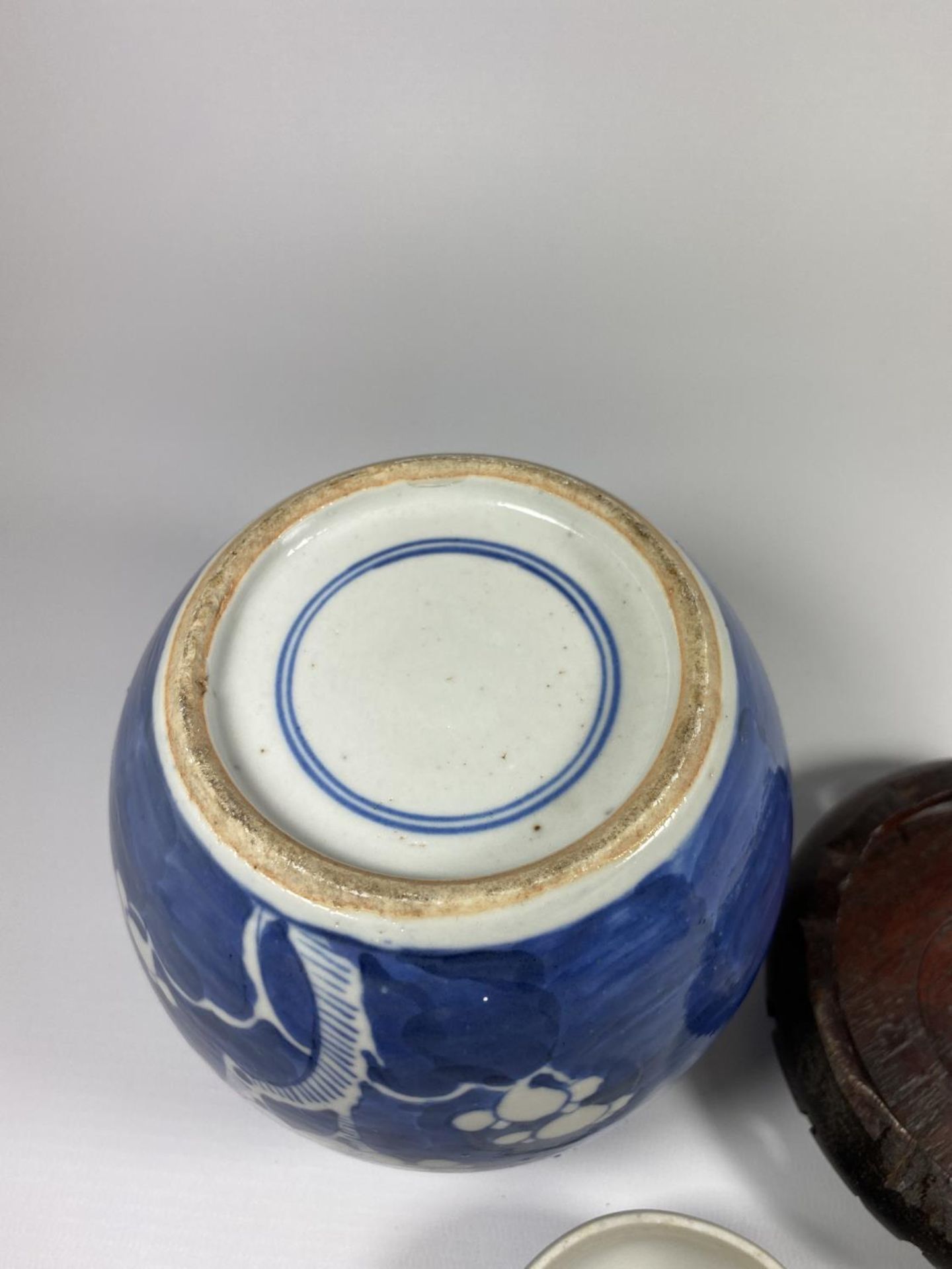 A LATE 19TH CENTURY CHINESE PORCELAIN PRUNUS BLOSSOM PATTERN GINGER JAR ON WOODEN BASE, DOUBLE - Image 6 of 7