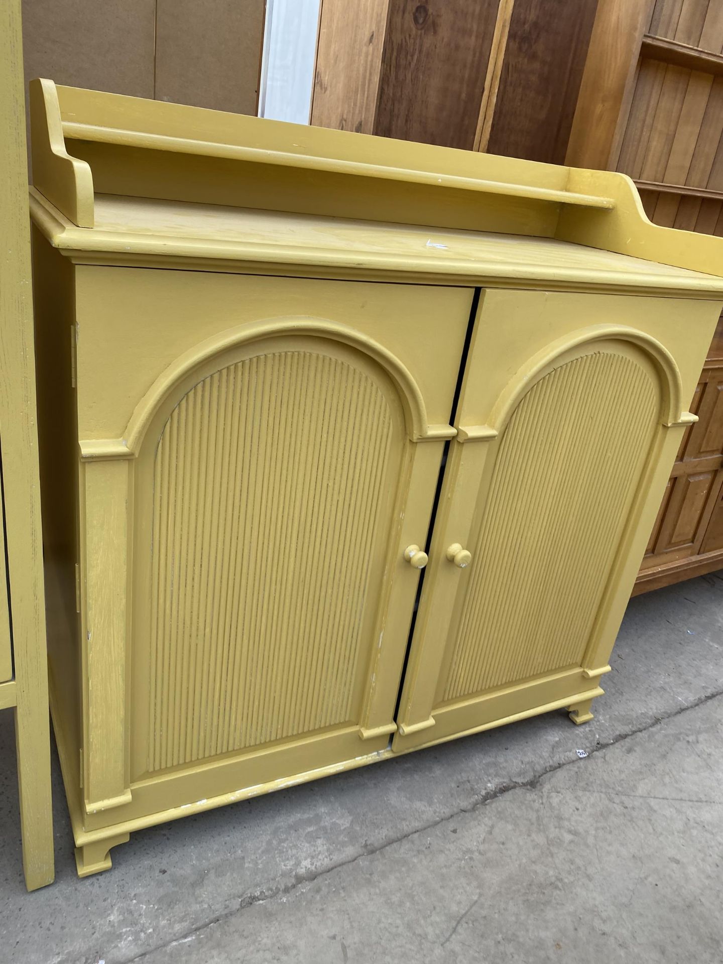 A MODERN YELLOW CUPBOARD WITH ARCHED DOORS, GALLERY BACK WITH SHELF, 45" WIDE - Image 2 of 3