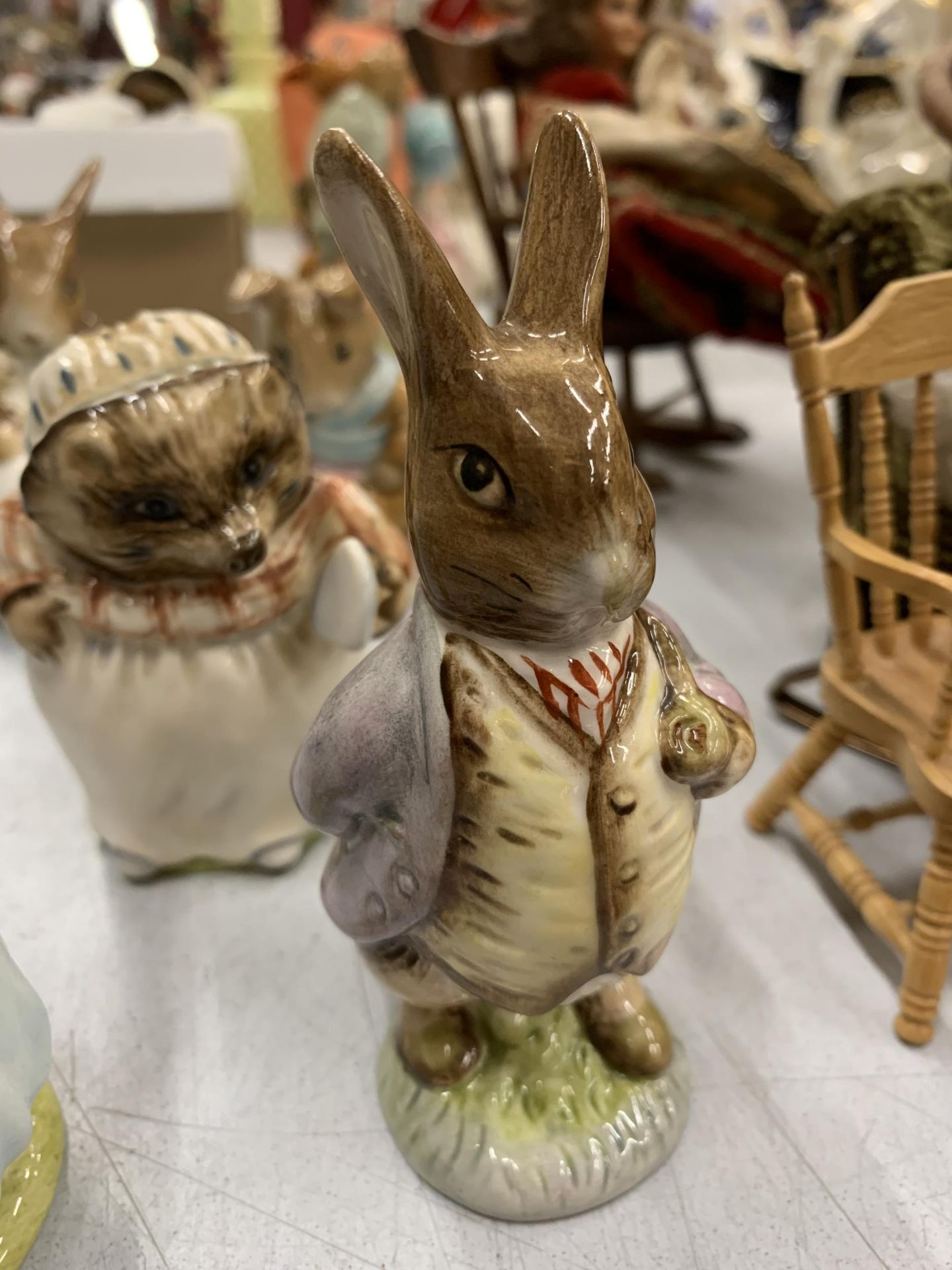 FOUR BESWICK BEATRIX POTTER FIGURES TO INCLUDE MR BENJAMIN BUNNY, MRS FLOPSY BUNNY, OLD MR BOUNCER - Bild 3 aus 7