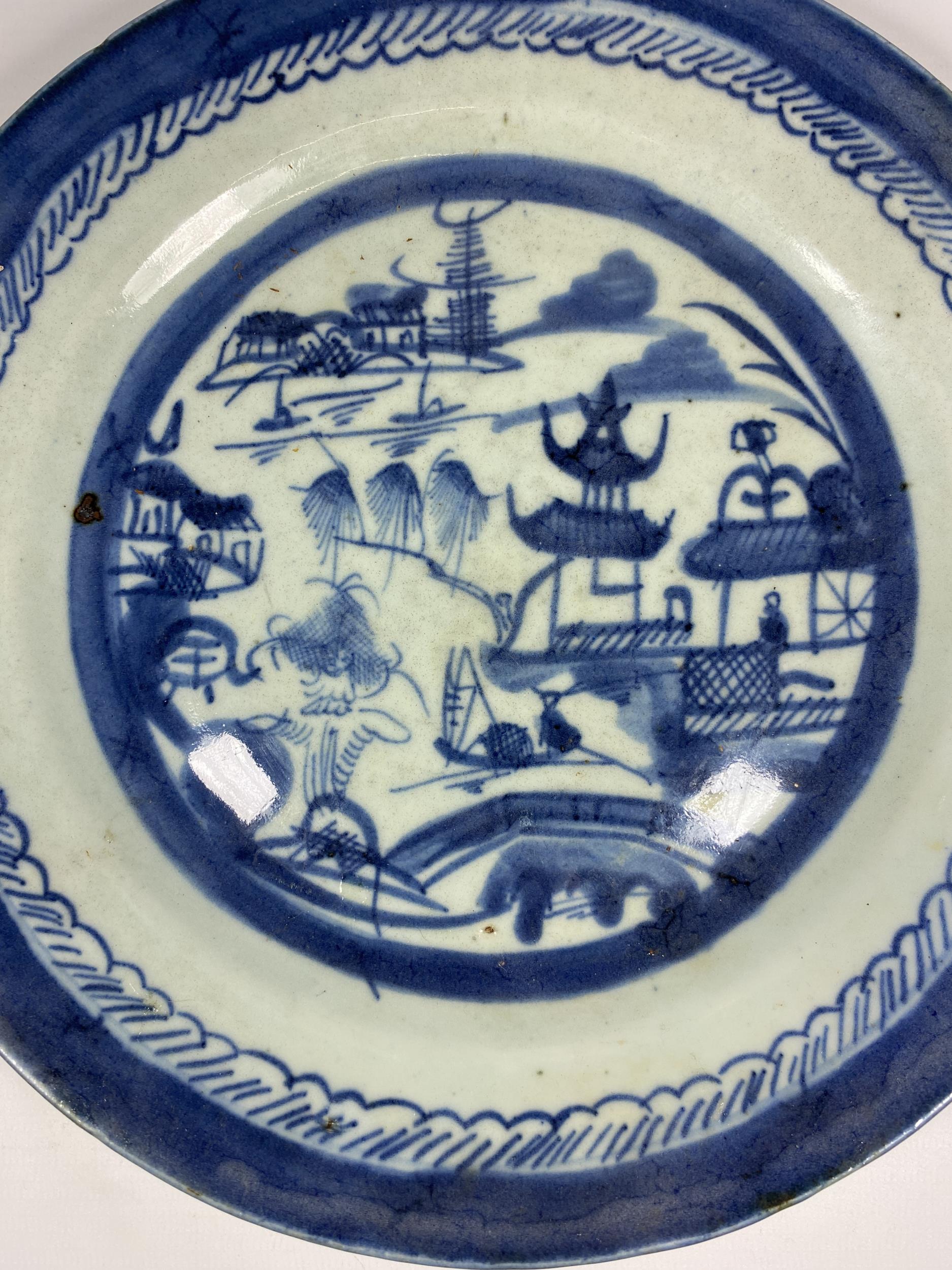 A 19TH CENTURY QING PERIOD CHINESE BLUE AND WHITE PORCELAIN EXPORT PLATE WITH PAGODA LANDSCAPE - Image 2 of 3