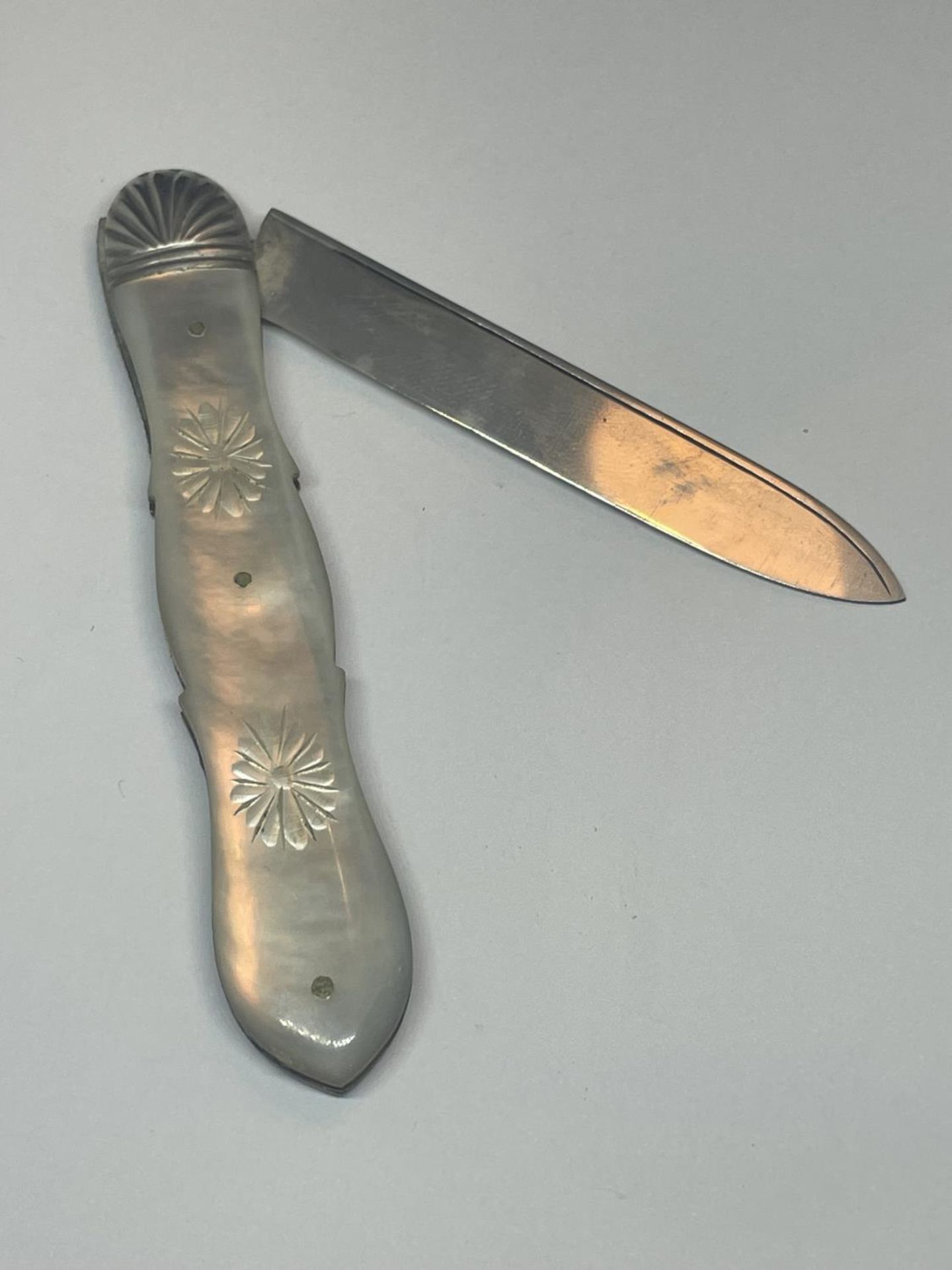 A HALLMARKED SHEFFIELD SILVER 1899 JGW AND MOTHER OF PEARL FRUIT KNIFE - Image 4 of 4