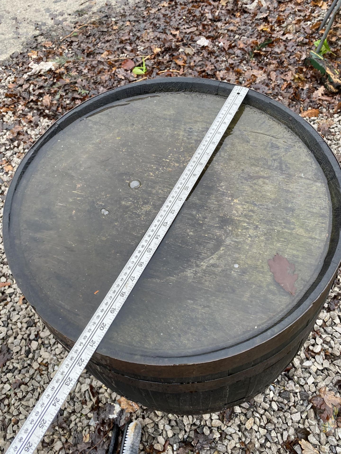 A VINTAGE OAK WHISKY BARREL WITH METAL BANDING (HEIGHT 90 CM) - Image 4 of 4