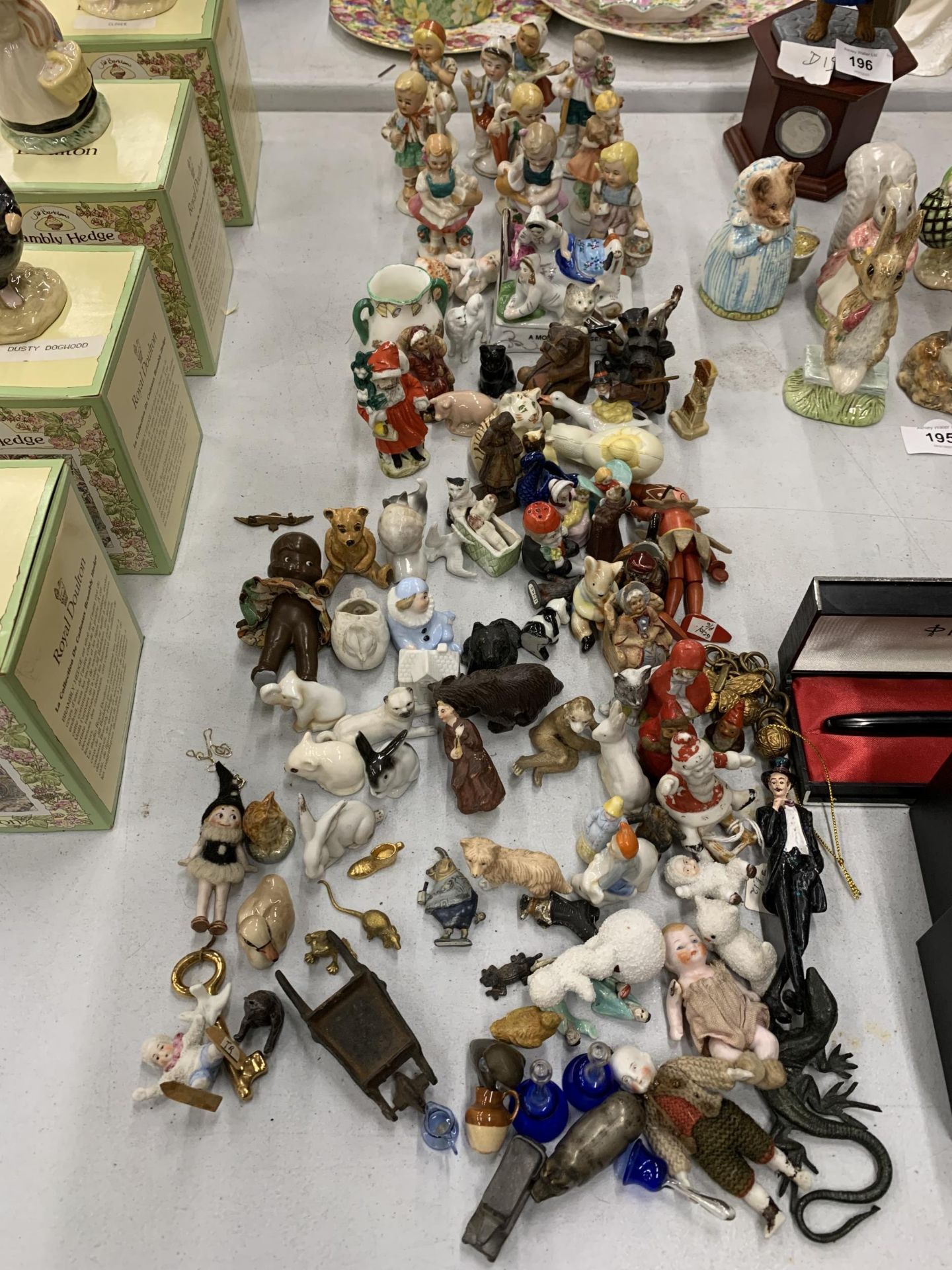 A LARGE QUANTITY OF MINIATURE ITEMS TO INCLUDE CERAMIC FIGURES, ANIMALS, ETC