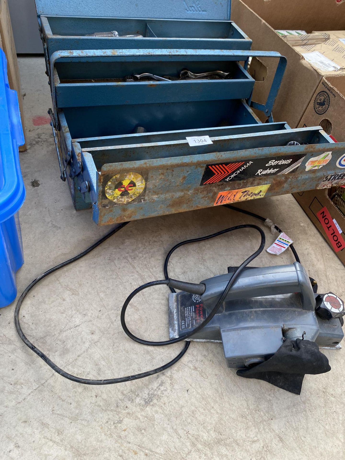 A METAL TOOL BOX CONTAINING AN ASSORTMENT OF TOOLS TO INCLUDE SPANNERS AND SOCKETS ETC - Image 2 of 7