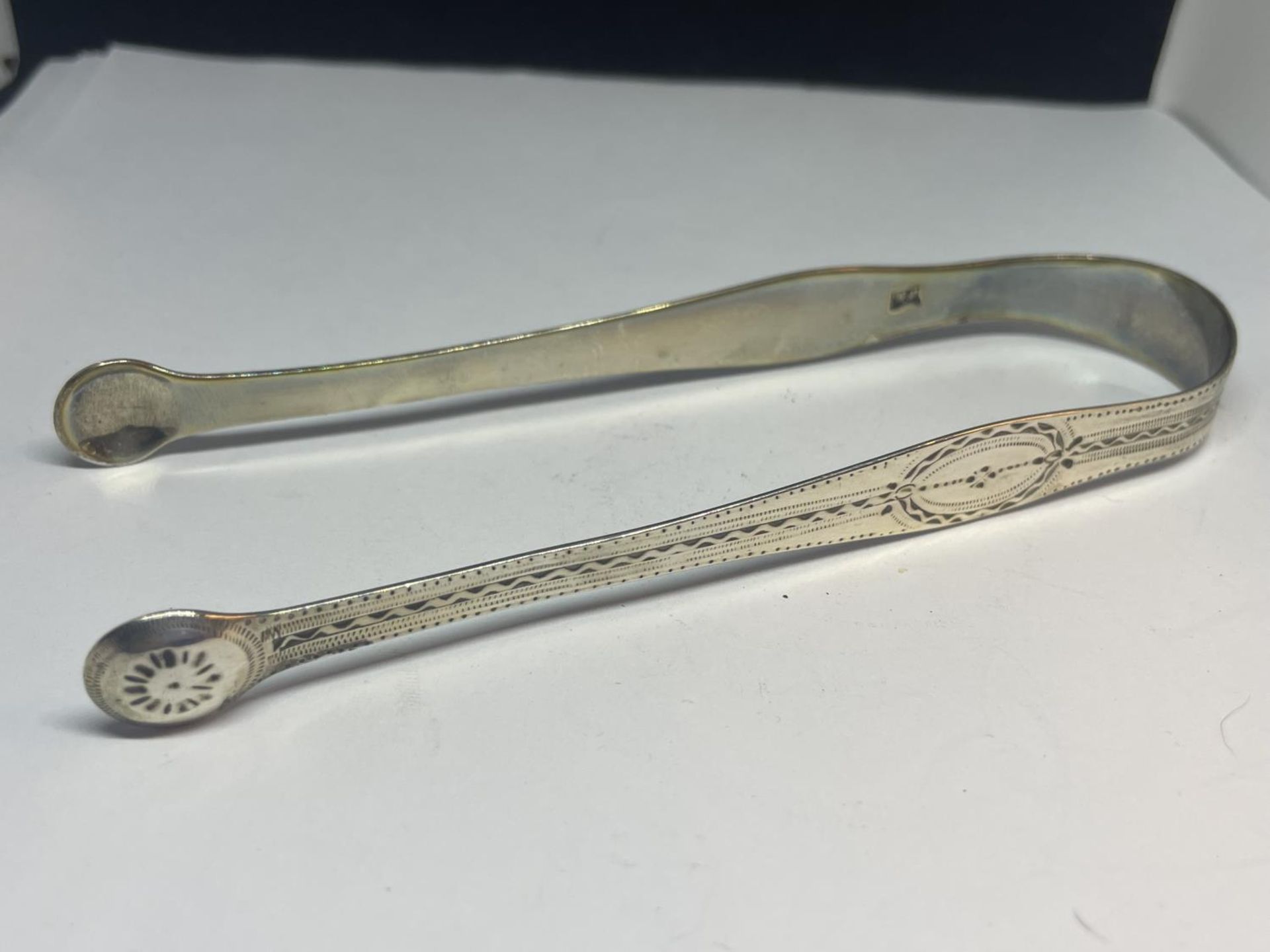 A PAIR HESTER BATEMAN 1774 SUGAR TONGS GROSS WEIGHT 30.5 GRAMS