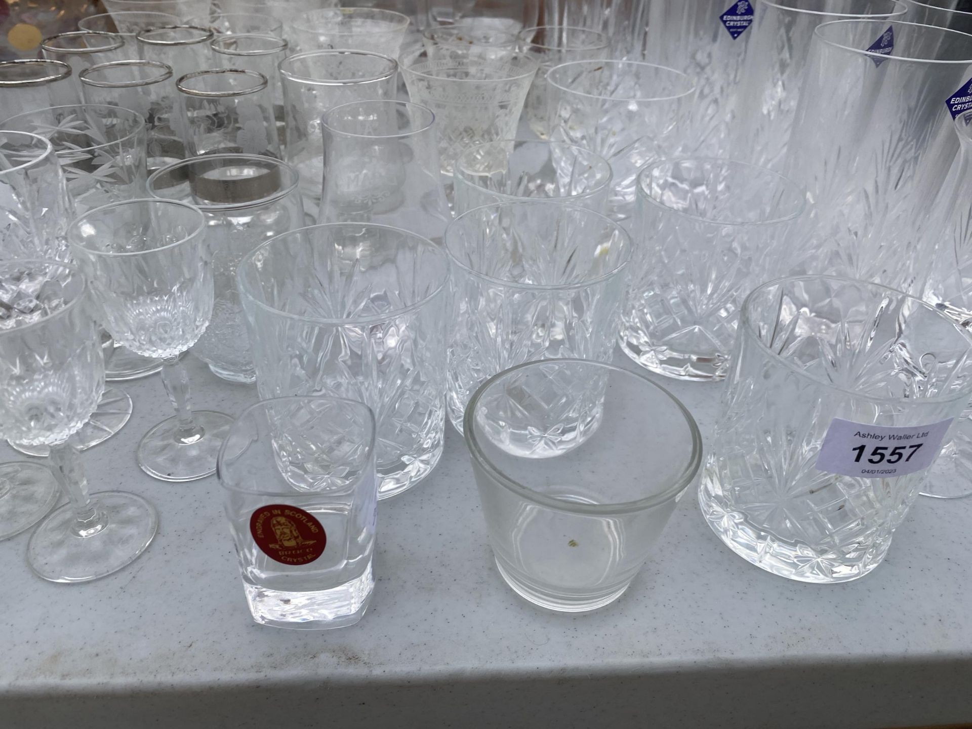 AN ASSORTMENT OF GLASS WARE TO INCLUDE EDINBURGH CRYSTAL TUMBLERS, SHERRY GLASSES AND WINE GLASSES - Image 5 of 6