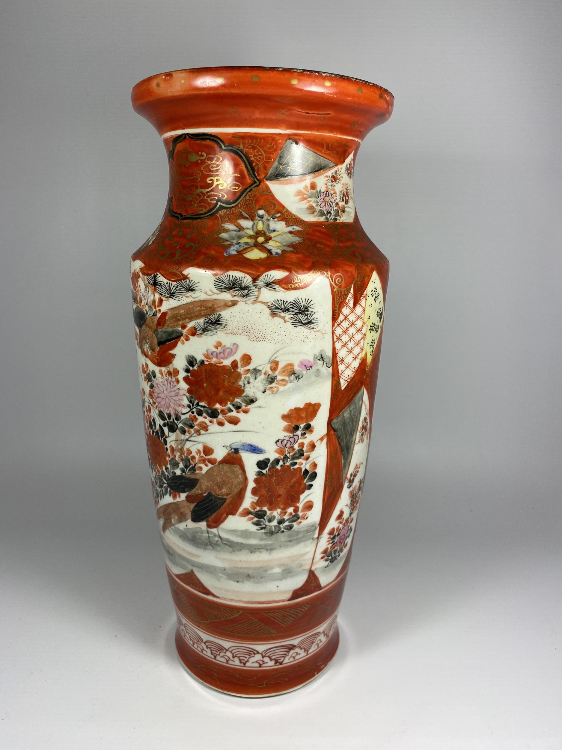 A LARGE JAPANESE KUTANI WARE VASE WITH TEMPLE FIGURAL TEMPLE DESIGN, CHARACTER MARKS TO BASE, HEIGHT - Image 4 of 5