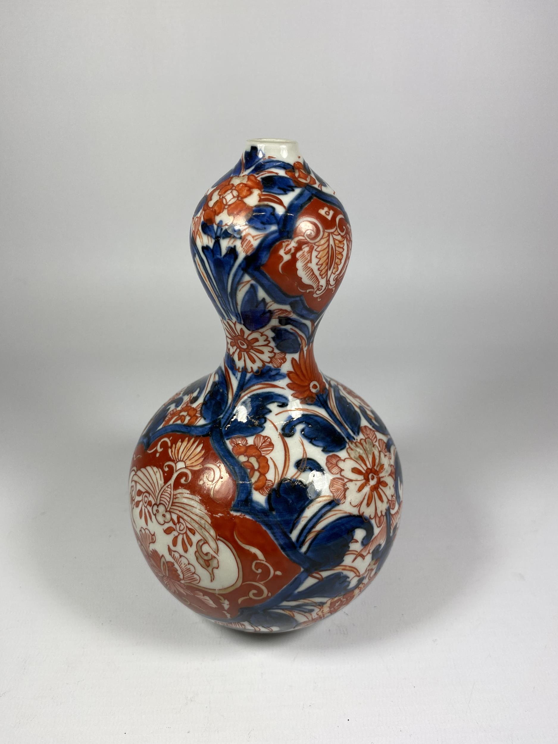 A JAPANESE IMARI MEIJI PERIOD (1868-1912) DOUBLE GOURD FORM BOTTLE VASE, HEIGHT 20CM - Image 3 of 5