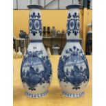 A PAIR OF DELFT VASES WITH WINDMILL DESIGN, 'DELFT 515' MARKS TO BASE, (ONE A/F)