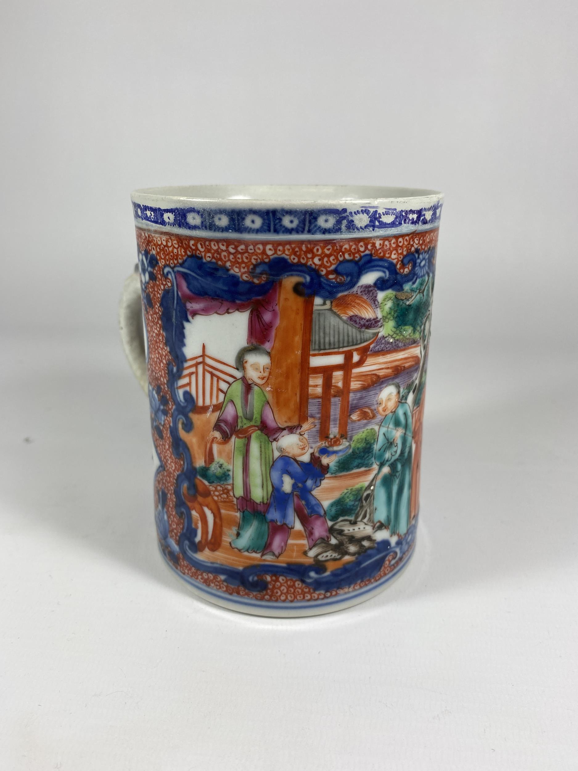 A 19TH CENTURY CHINESE EXPORT PORCELAIN CANTON MUG WITH TEMPLE DESIGN, HANDLE A/F, HEIGHT 12CM - Image 2 of 4