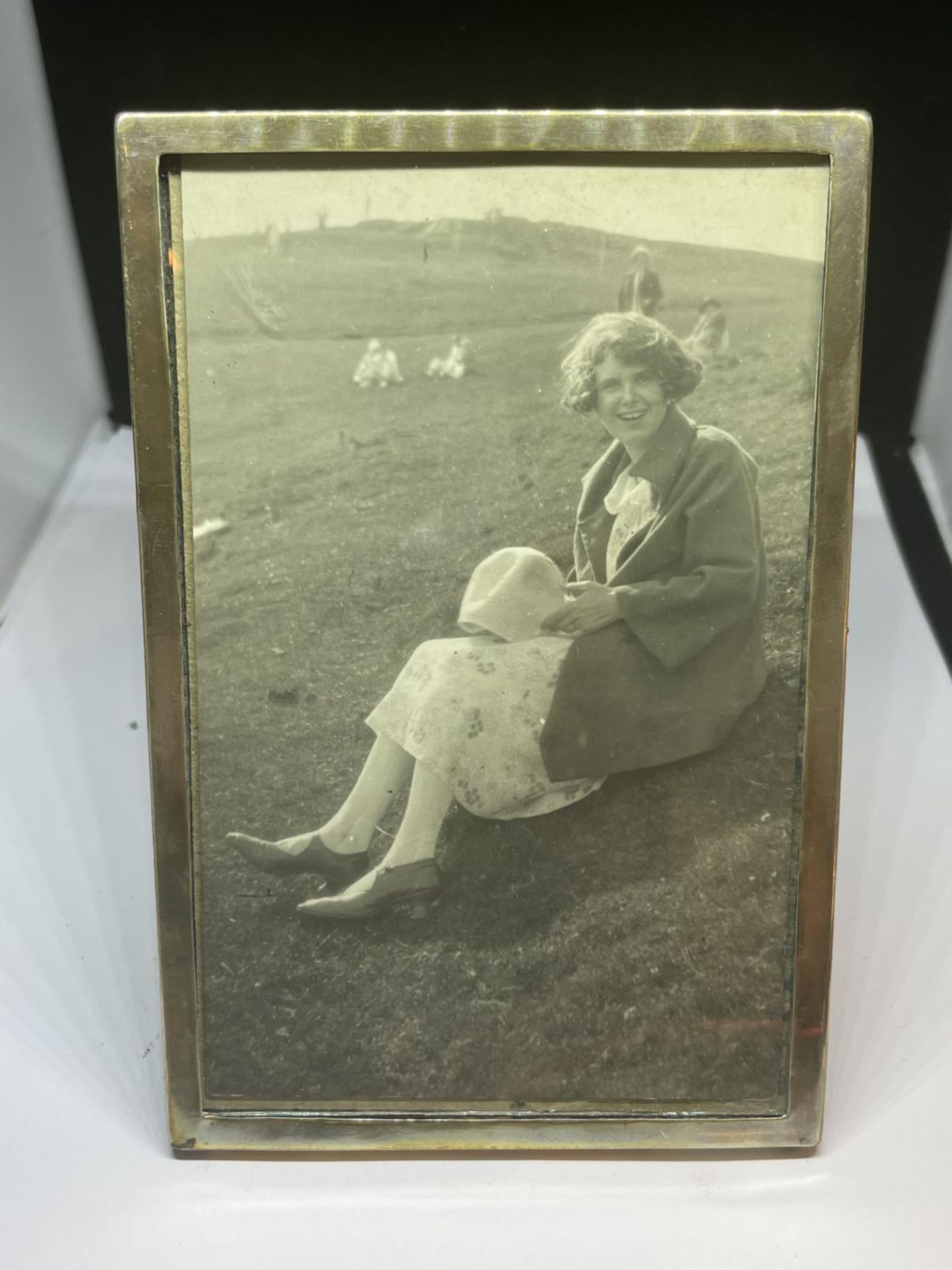 A HALLMARKED BIRMINGHAM SILVER 1924 PHOTO FRAME