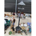 AN ASSORTMENT OF GARDEN ITEMS TO INCLUDE A PLASTIC BIRD TABLE, A SMALL BIRD BATH AND PLANTERS ETC