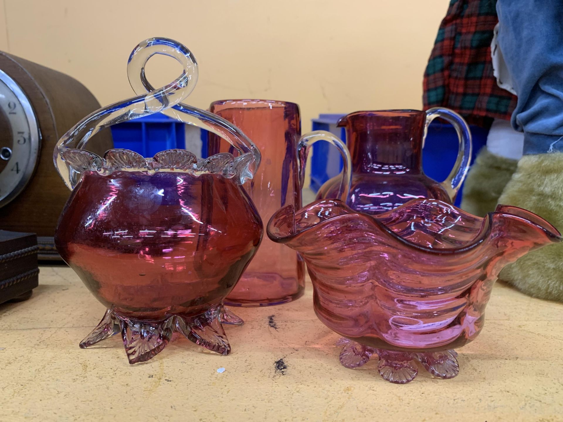 FOUR VINTAGE CRANBERRY GLASS ITEMS TO INCLUDE JUGS AND BOWLS WITH PONTIL MARKS