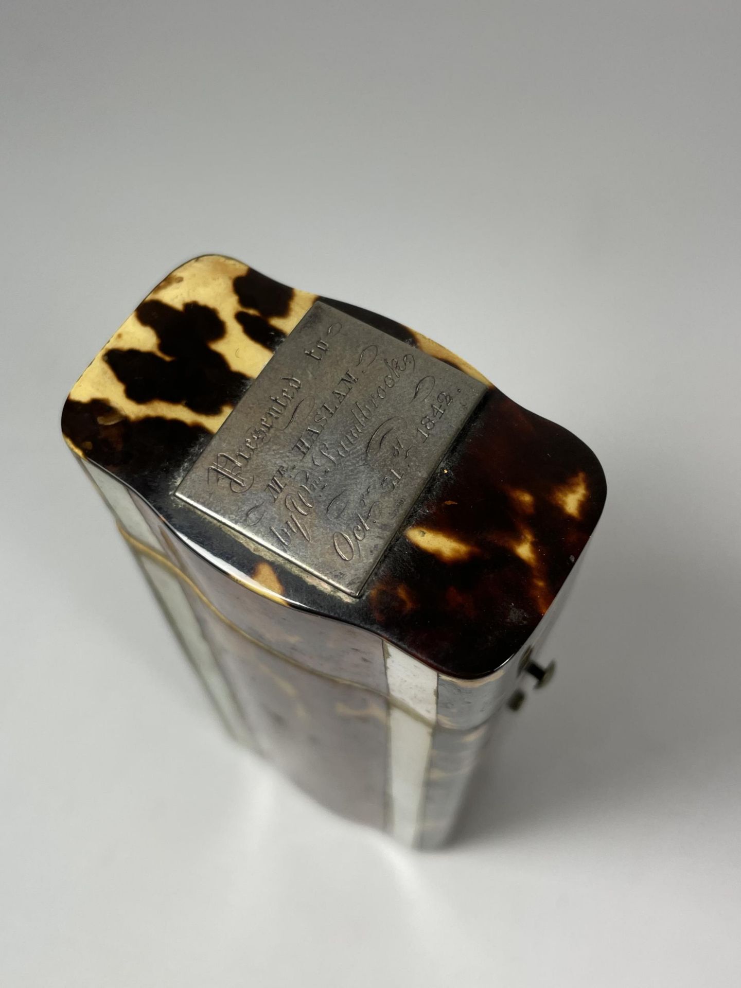 A MID 19TH CENTURY C.1848 TORTOISESHELL BRUSH CASE WITH SILVER TOPPED (NOT MARKED) - Image 2 of 4