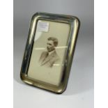A GEORGE V SILVER PHOTO FRAME, HALLMARKS FOR CHESTER, 1920, HEIGHT 17CM