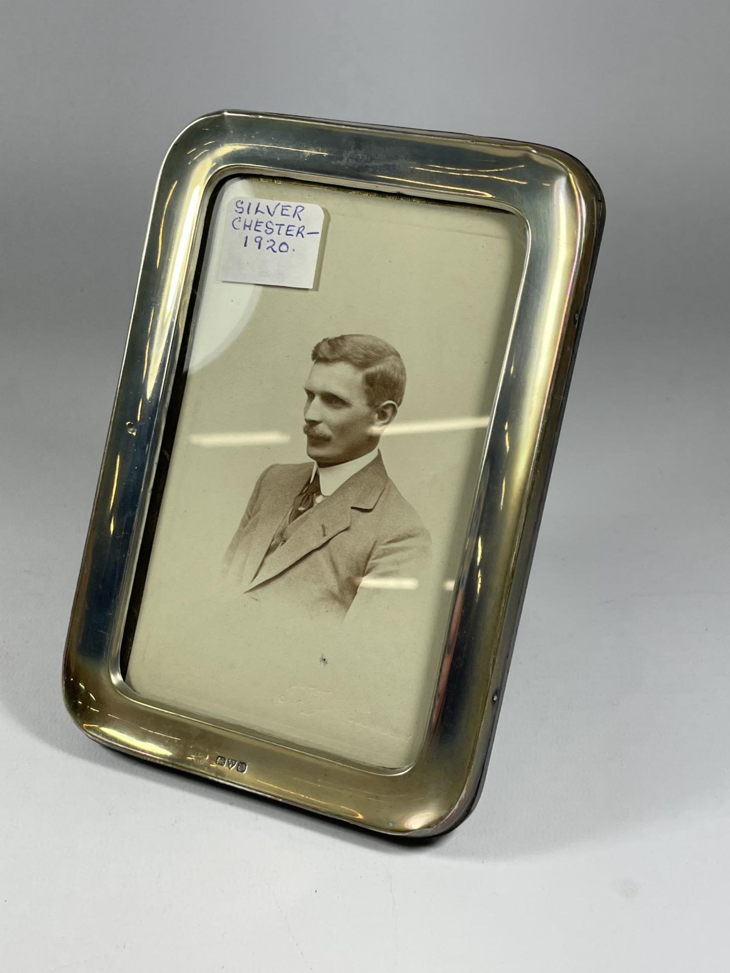 A GEORGE V SILVER PHOTO FRAME, HALLMARKS FOR CHESTER, 1920, HEIGHT 17CM