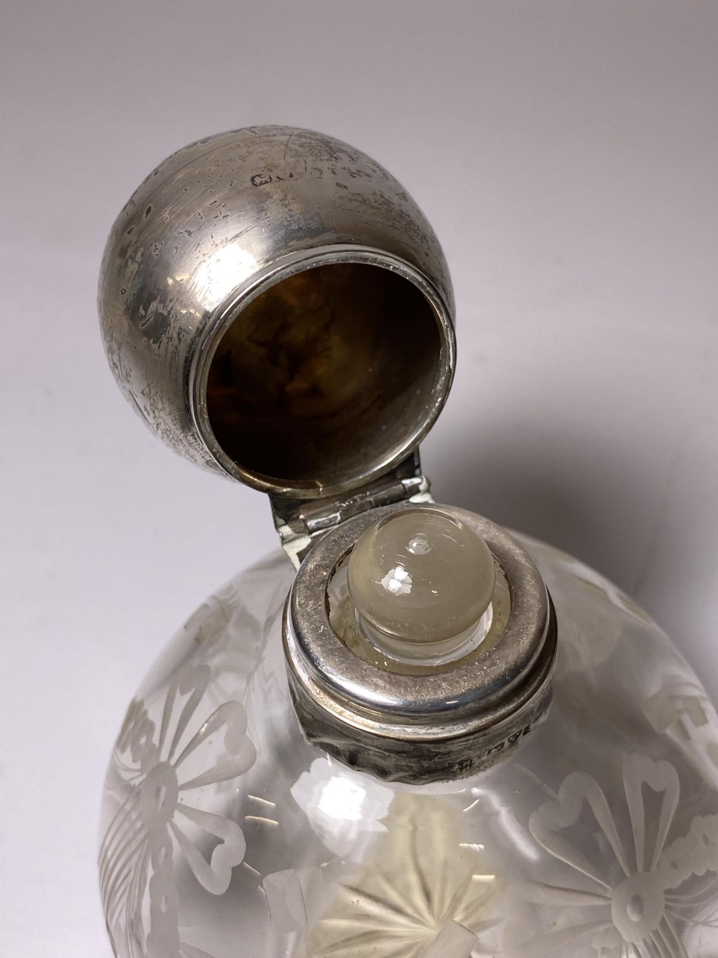 A CHESTER HALLMARKED SILVER TOPPED PERFUME BOTTLE - Image 3 of 3