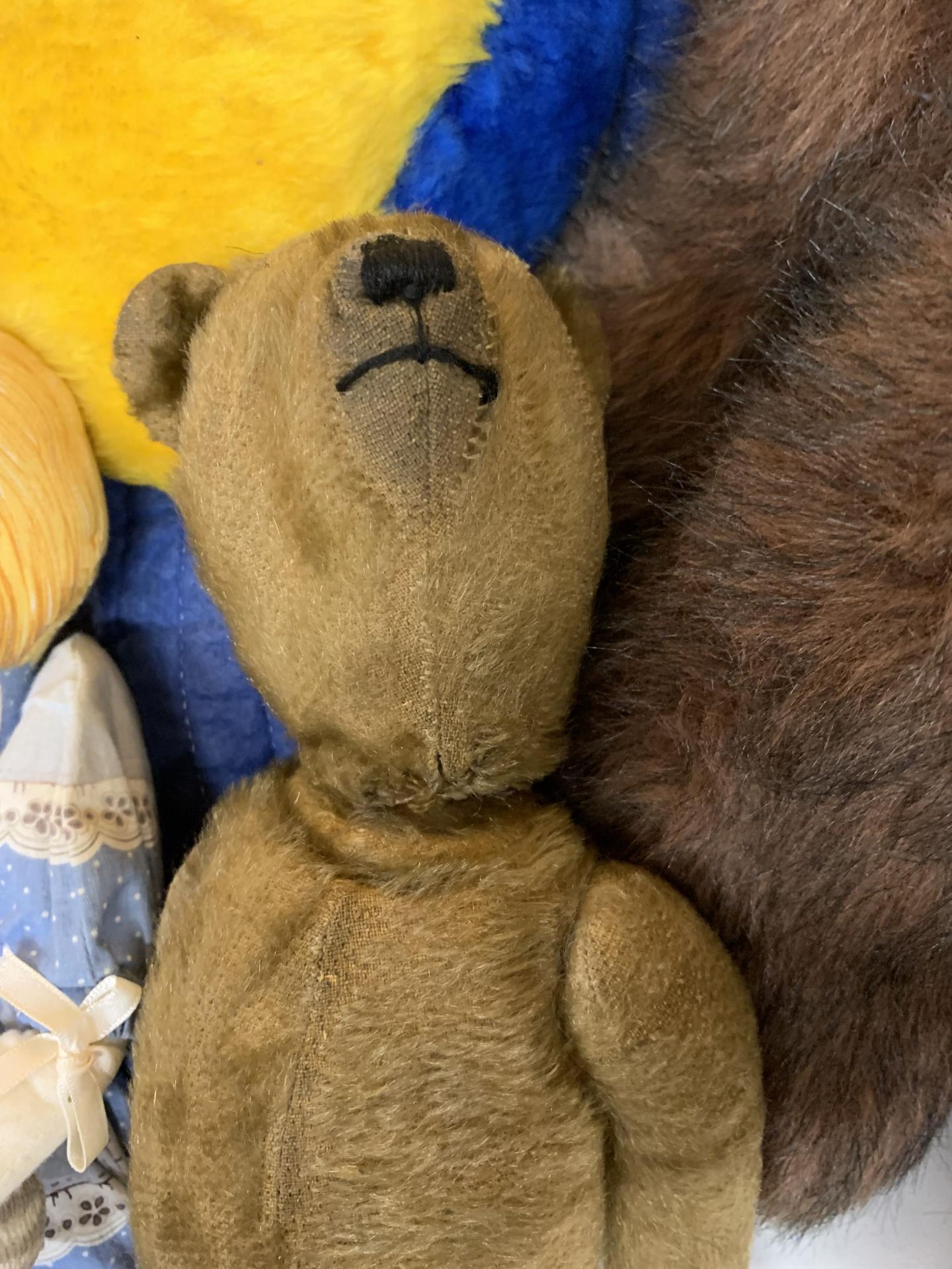 A QUANTITY OF CUDDLY TOYS AND DOLLS TO INCLUDE A LARGE BROWN BEAR, PARROT, VERY OLD TEDDY IN NEED OF - Image 4 of 4