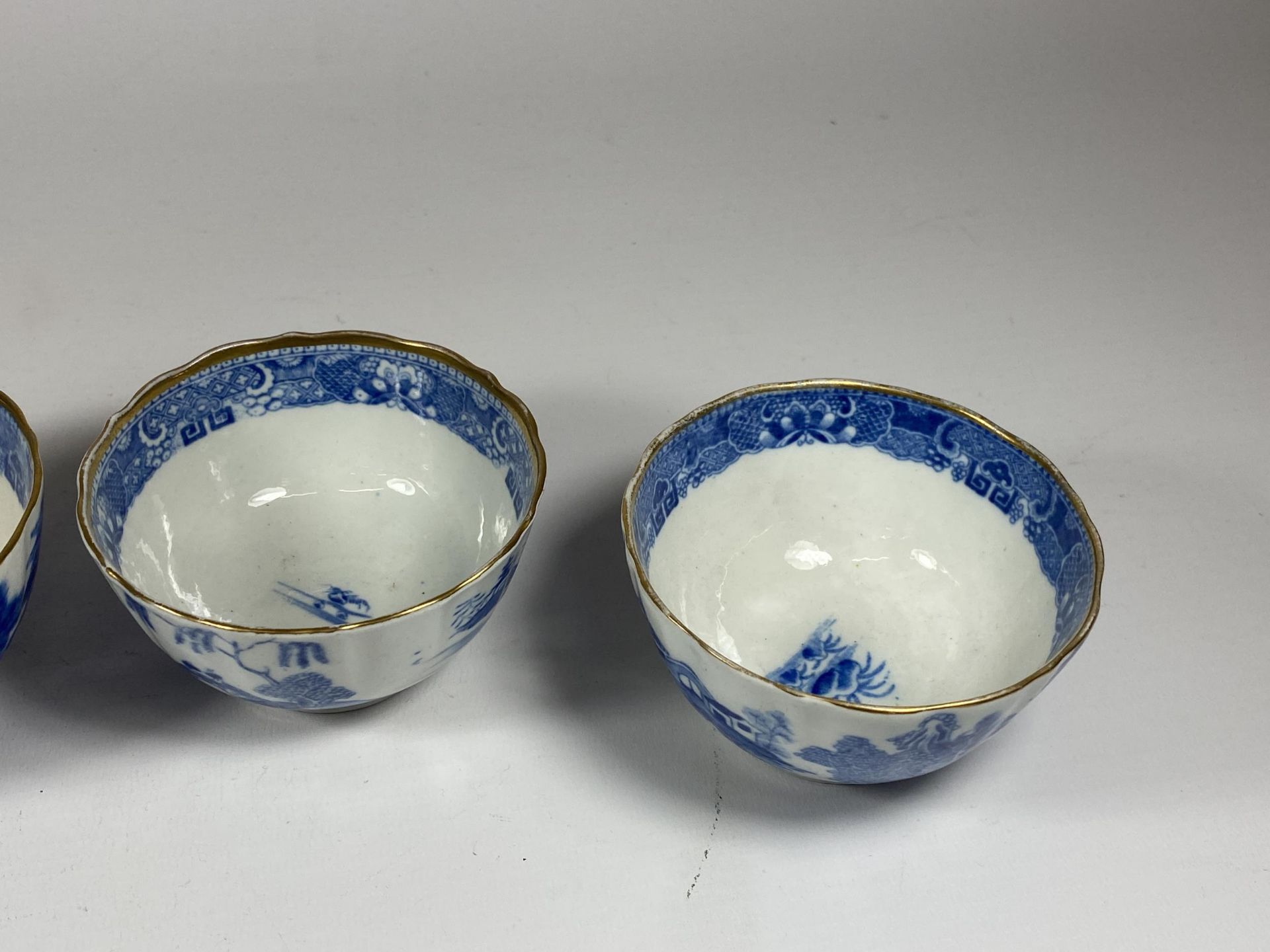 FOUR 19TH CENTURY CHINESE QING EXPORT PORCELAIN CANTON BLUE & WHITE TEA BOWLS, DIAMETER 9CM - Image 3 of 4