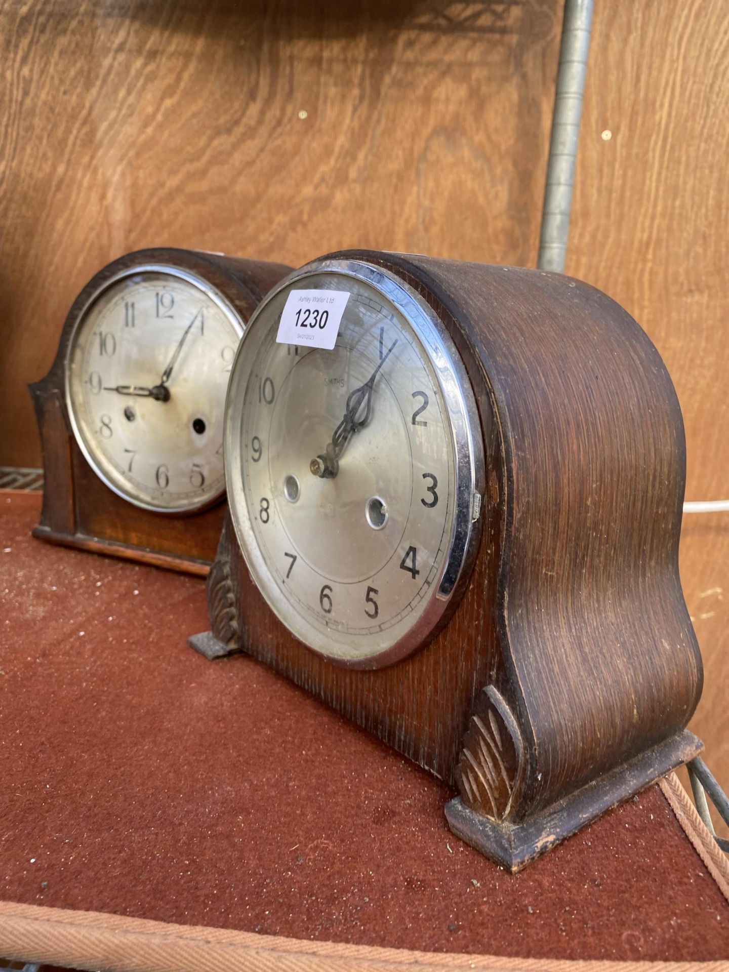 TWO OAK CASED MANTEL CLOCKS TO INCLUDE A 'SMITHS' - Bild 2 aus 6