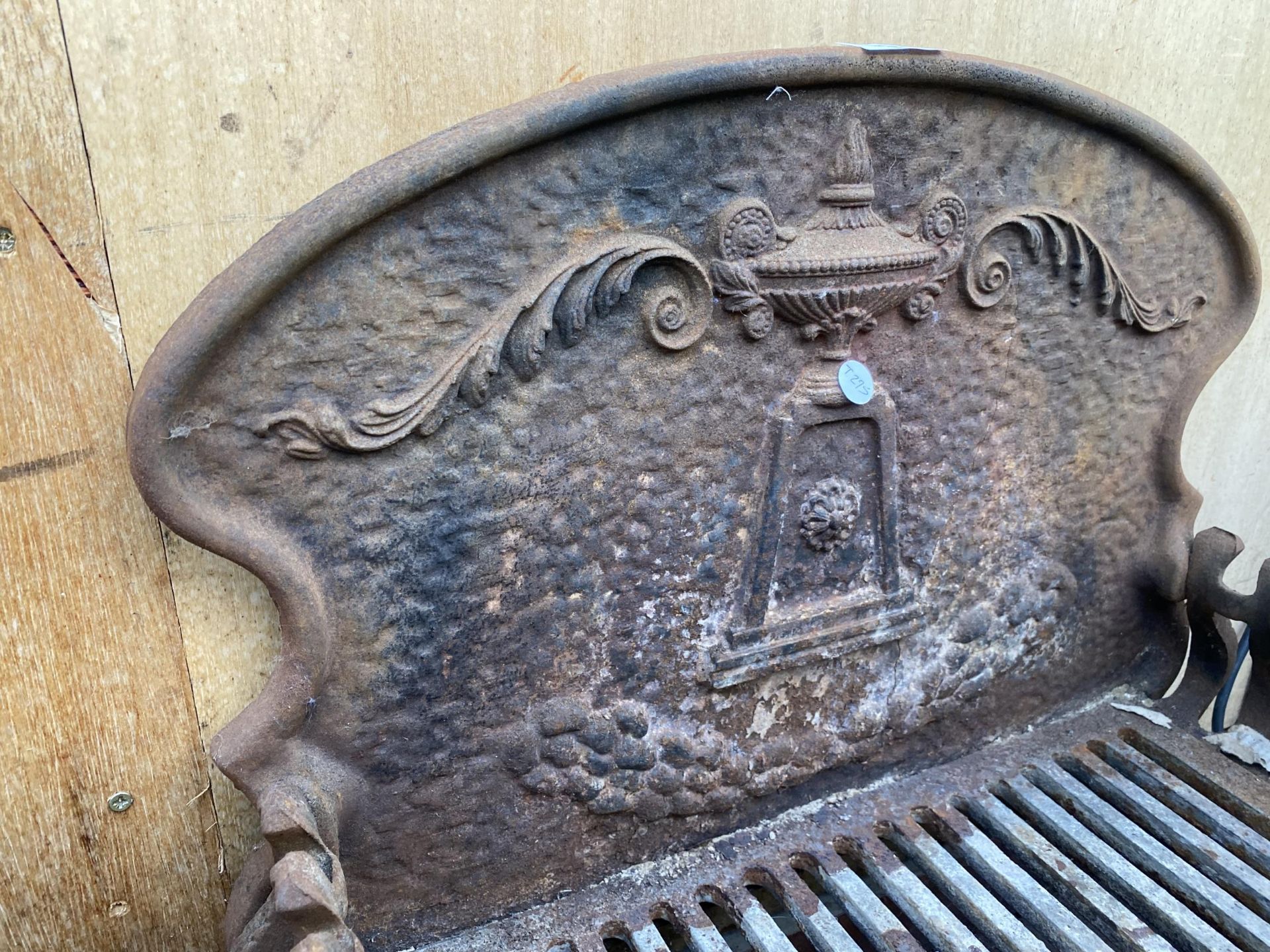 A VINTAGE CAST IRON FIRE GRATE WITH DECORATIVE CAST IRON BACK - Image 3 of 5