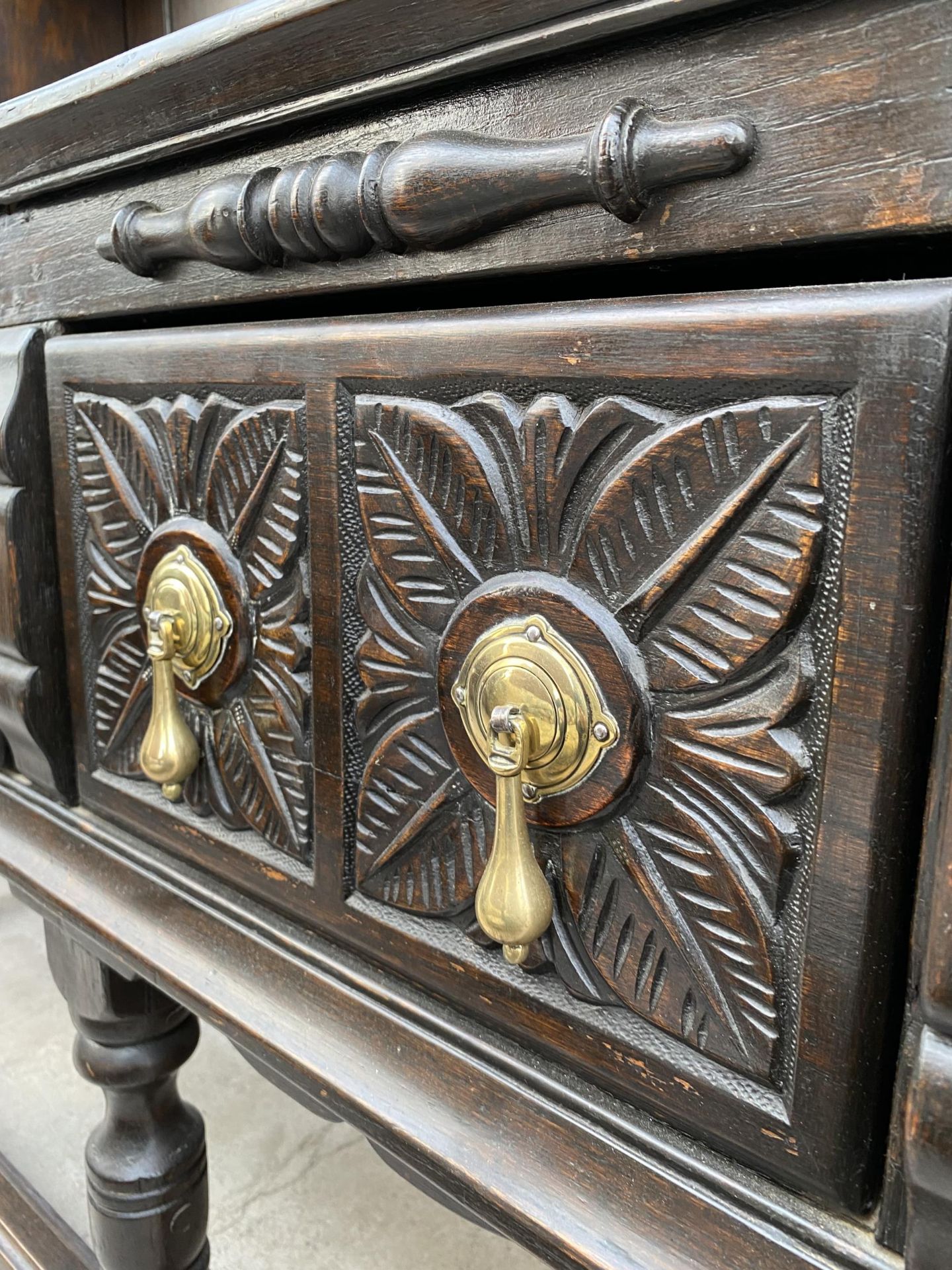 AN OAK JACOBEAN STYLE DRESSER WITH PLATE RACK ENCLOSING CUPBOARDS, THREE CARVED DRAWERS TO BASE ON - Image 4 of 6