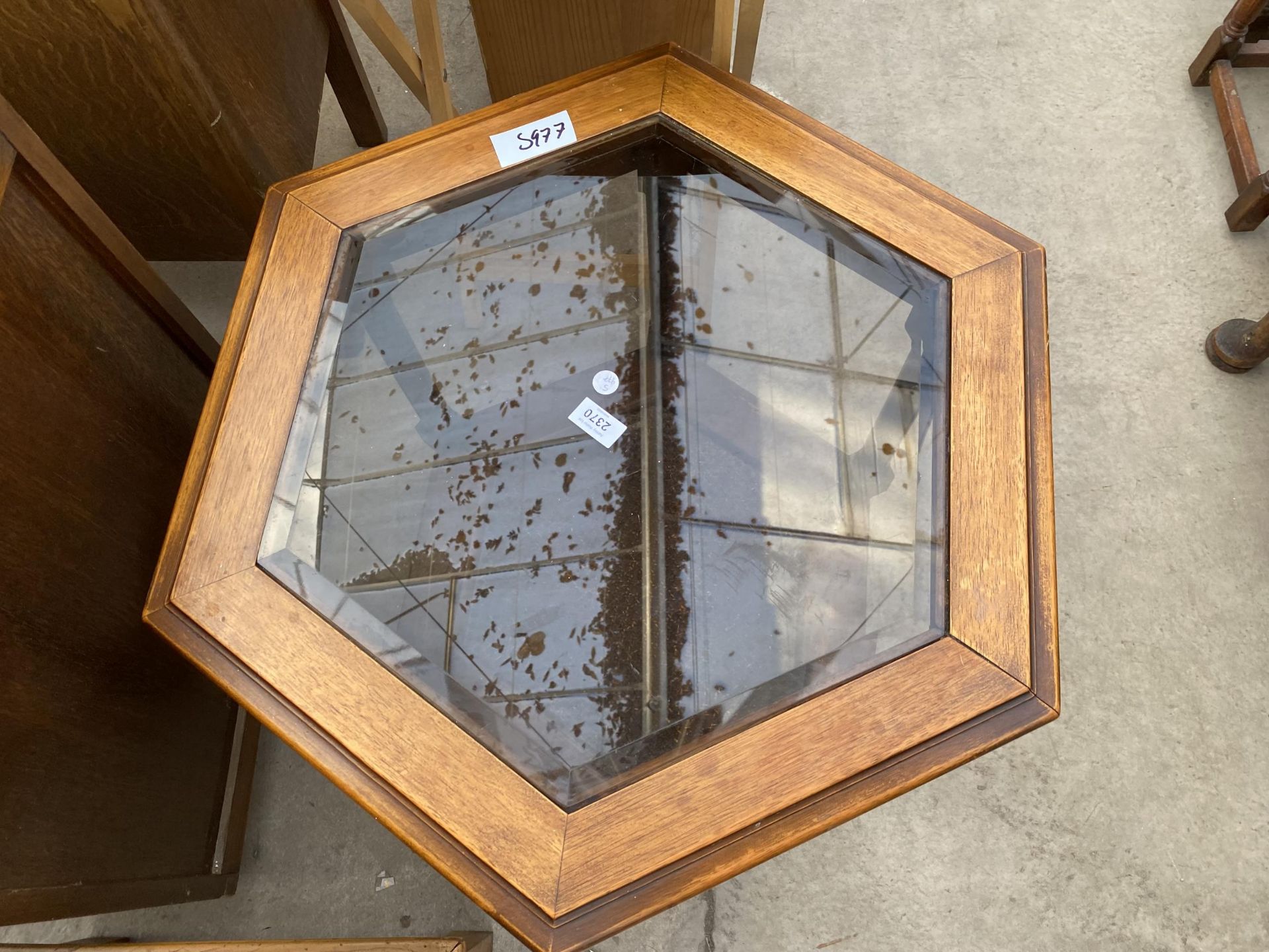 A MODERN HEXAGONAL COFFEE TABLE WITH GLASS INSET TOP AND SPLIT CANE BOTTOM TIER, 28" ACROSS MAX - Image 4 of 4