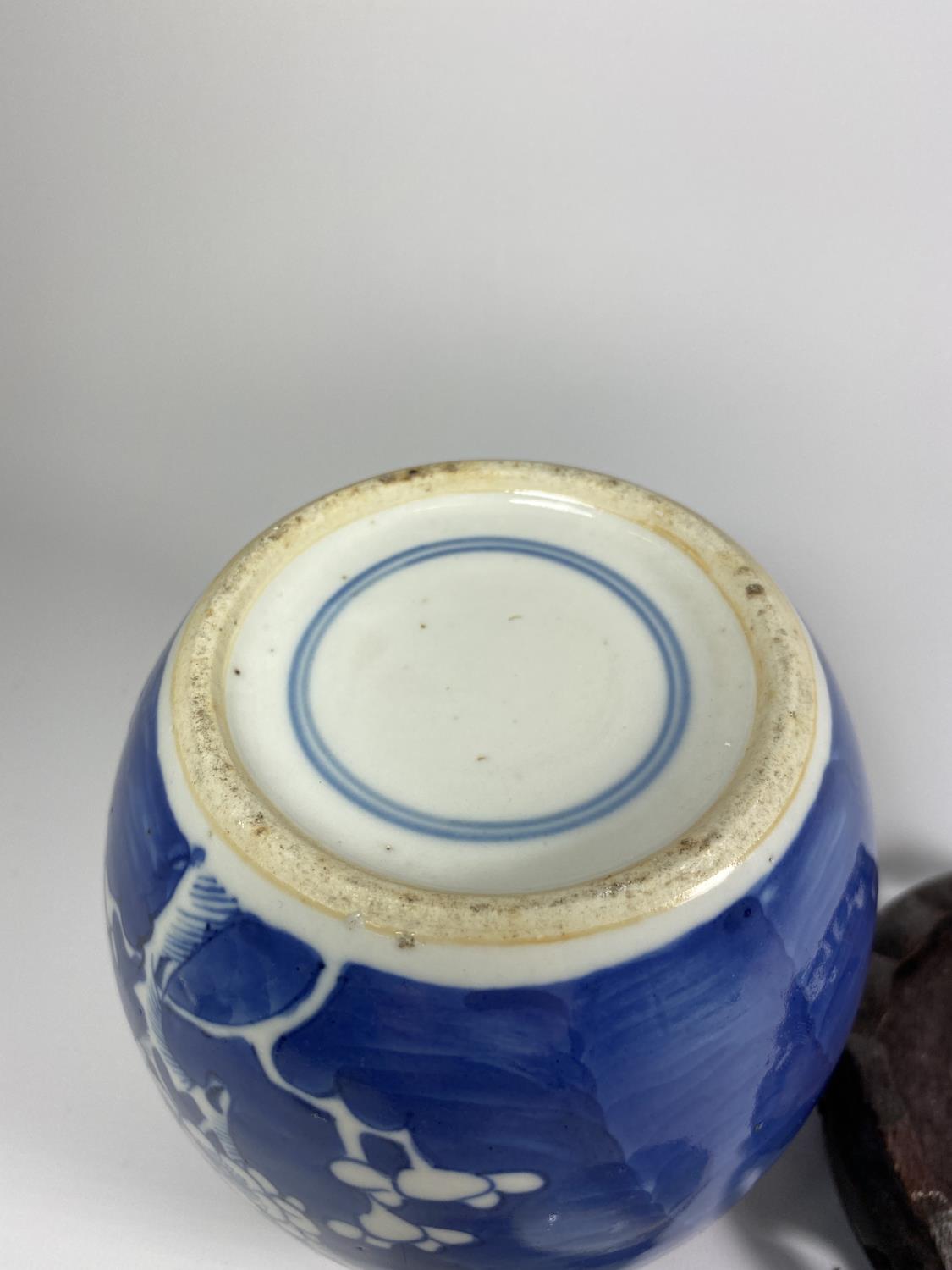 A LATE 19TH CENTURY CHINESE PORCELAIN PRUNUS BLOSSOM PATTERN GINGER JAR ON WOODEN BASE, DOUBLE - Image 6 of 6