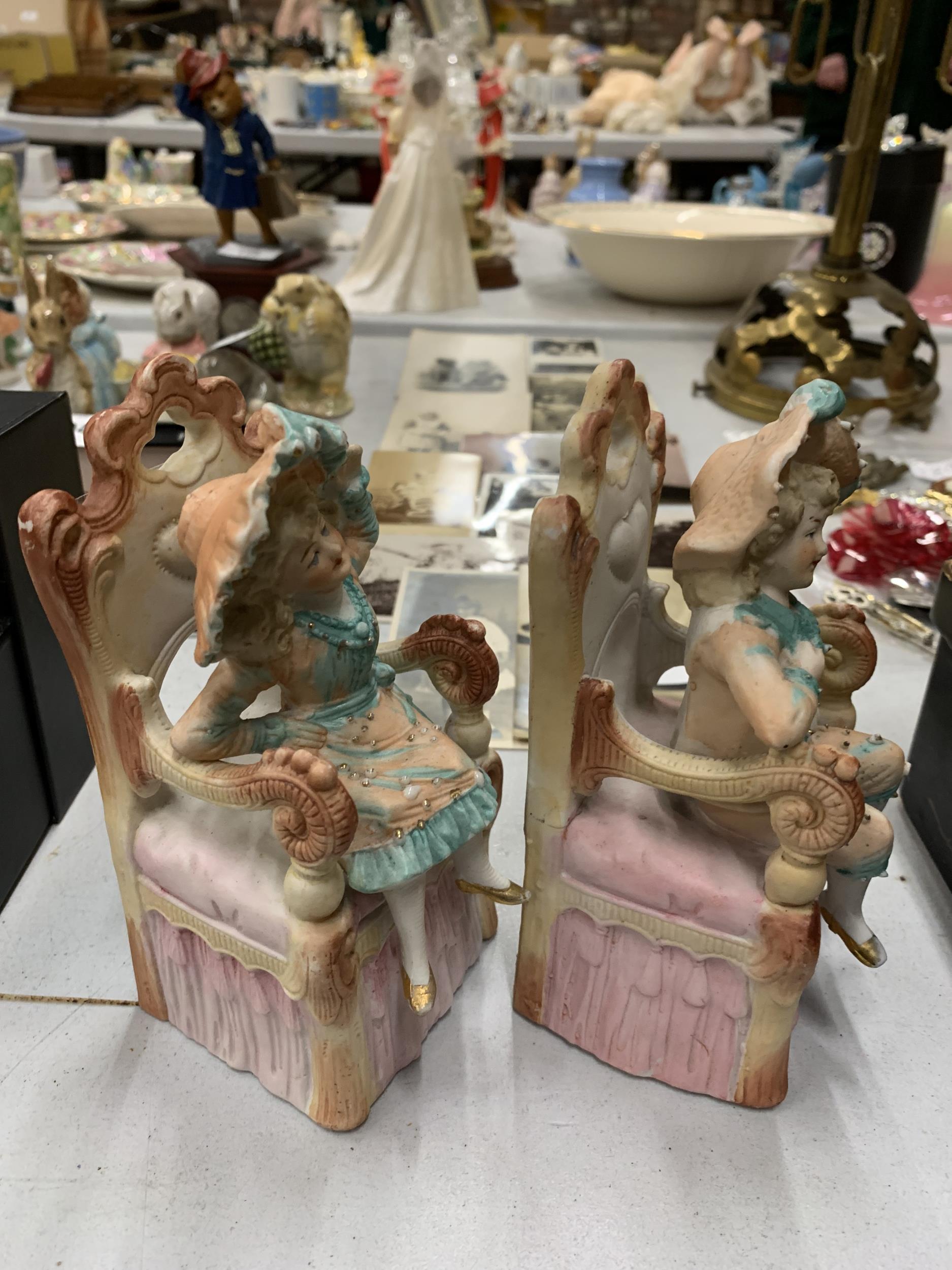 A PAIR OF BISQUE CONTINENTAL SEATED FIGURES - Bild 2 aus 2