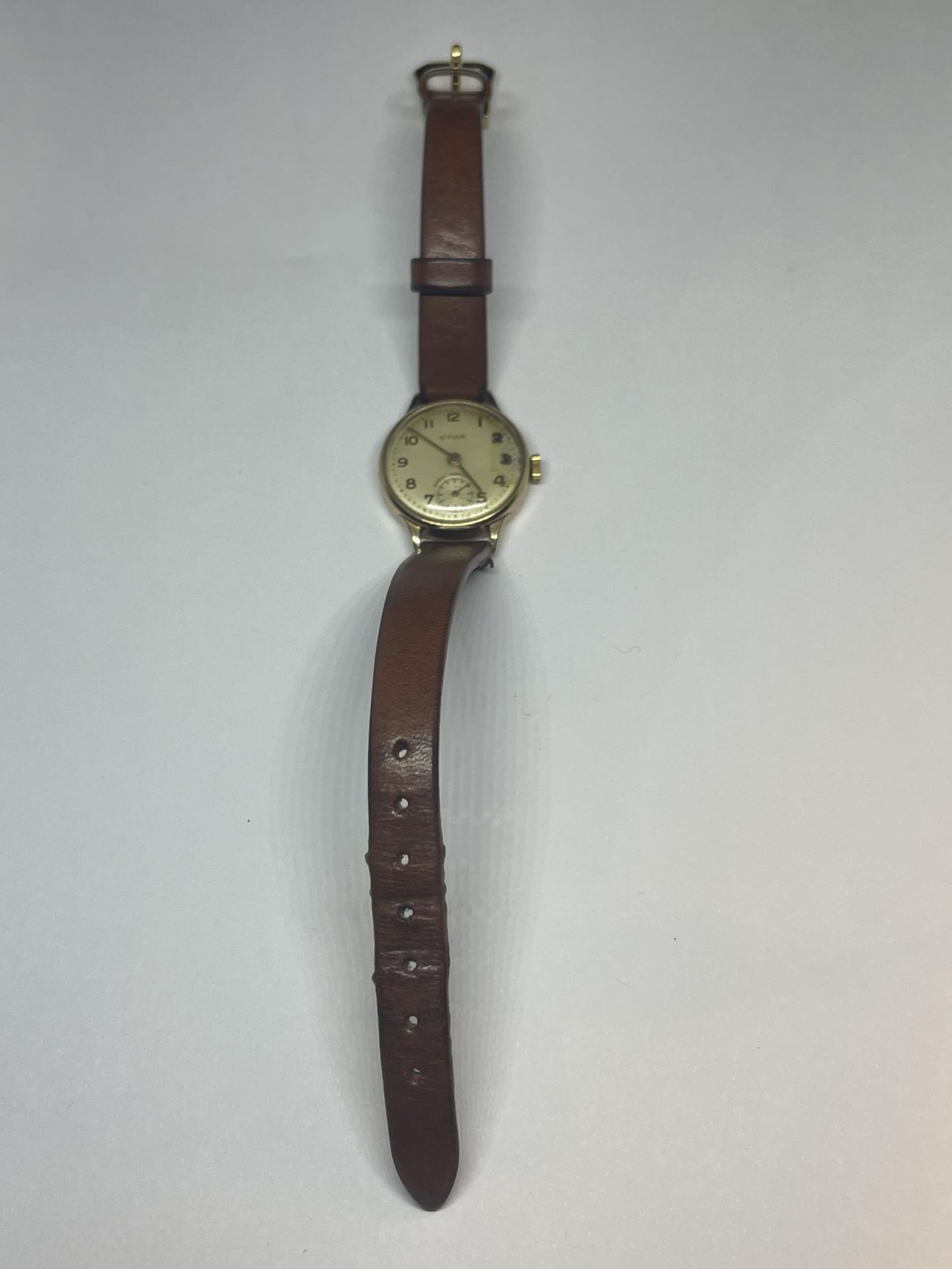 A LADIES CYMA 9 CARAT GOLD CASED WRIST WATCH WITH BROWN LEATHER STRAP SEEN WORKING AT THE TIME OF