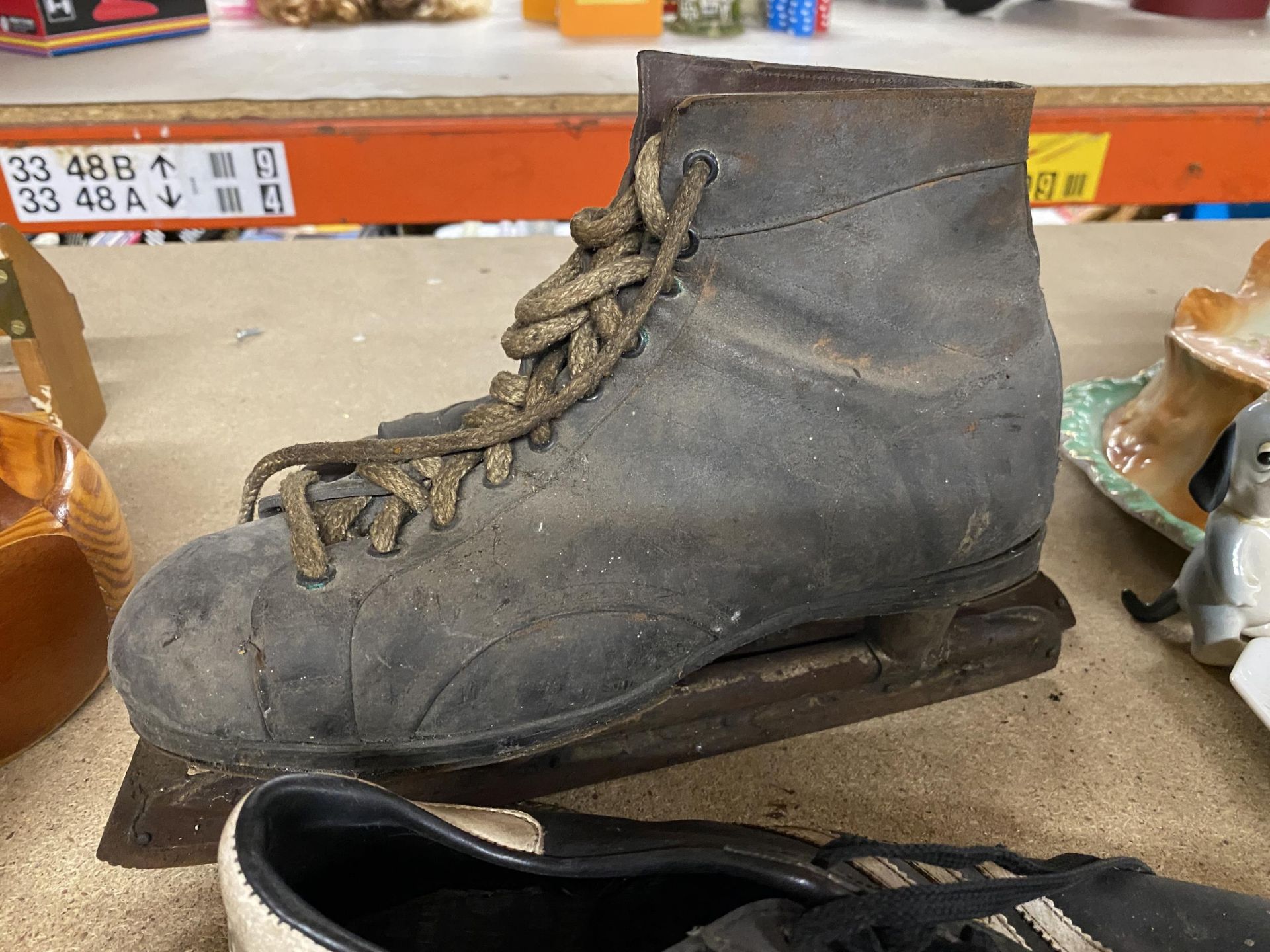 A VINTAGE PAIR OF ADIDAS FOOTBALL BOOTS AND ICE SKATES - Image 3 of 3