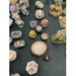 A QUANTITY OF VINTAGE TRINKET BOXES TO INCLUDE A BILSTON ENAMEL EXAMPLE, AN OYSTER SHELL, ETC