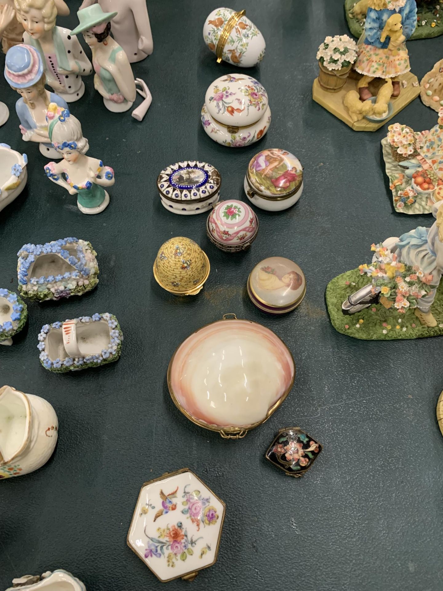 A QUANTITY OF VINTAGE TRINKET BOXES TO INCLUDE A BILSTON ENAMEL EXAMPLE, AN OYSTER SHELL, ETC