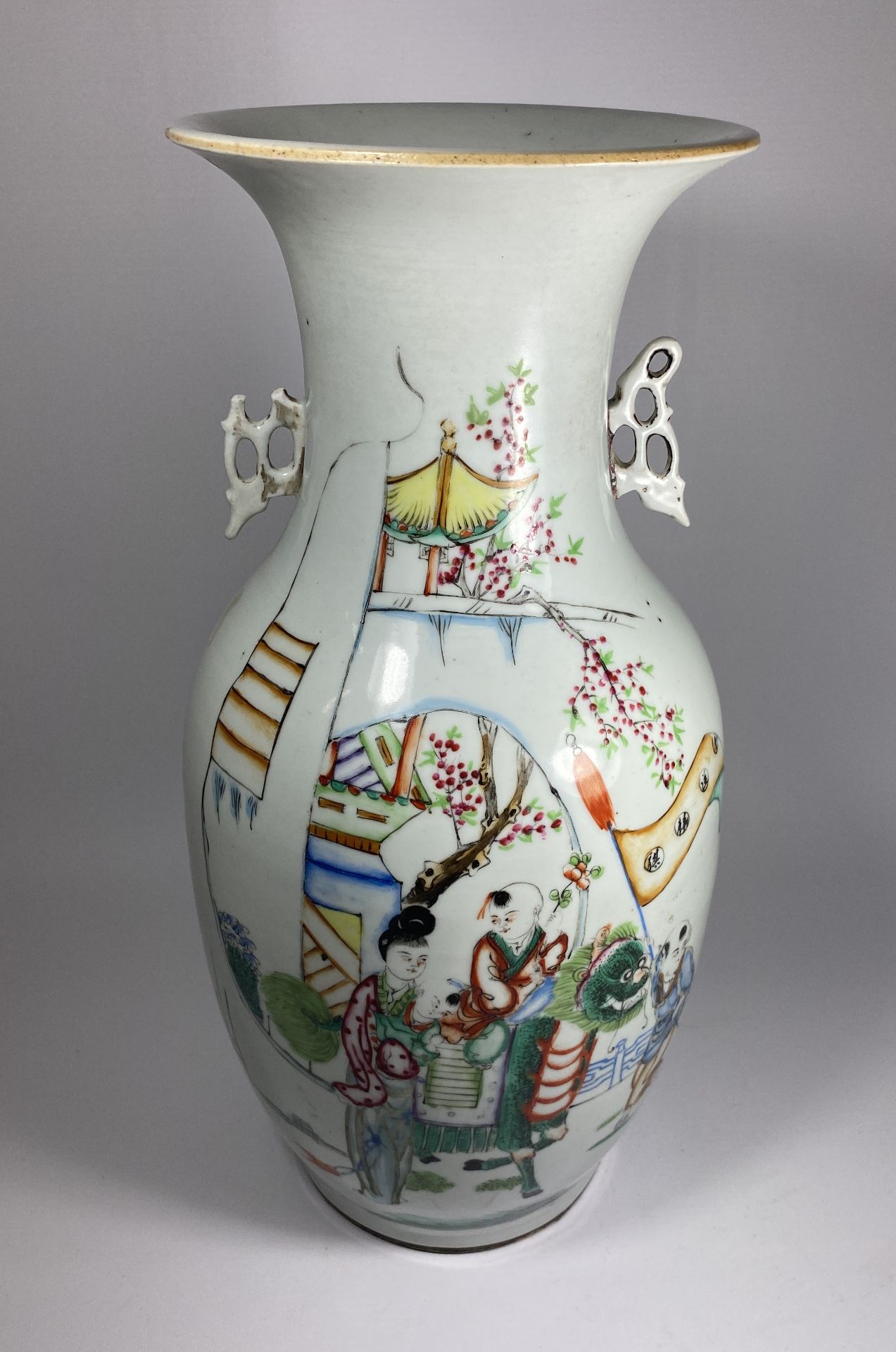 A LARGE 19TH CENTURY CHINESE QING PORCELAIN VASE WITH FIGURAL & CALLIGRAPHY DESIGN, HEIGHT 43CM