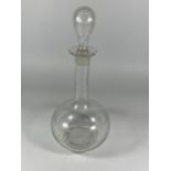 AN EARLY 19TH CENTURY GLASS DECANTER WITH ETCHED GREEK KEY DESIGN, HEIGHT 29CM