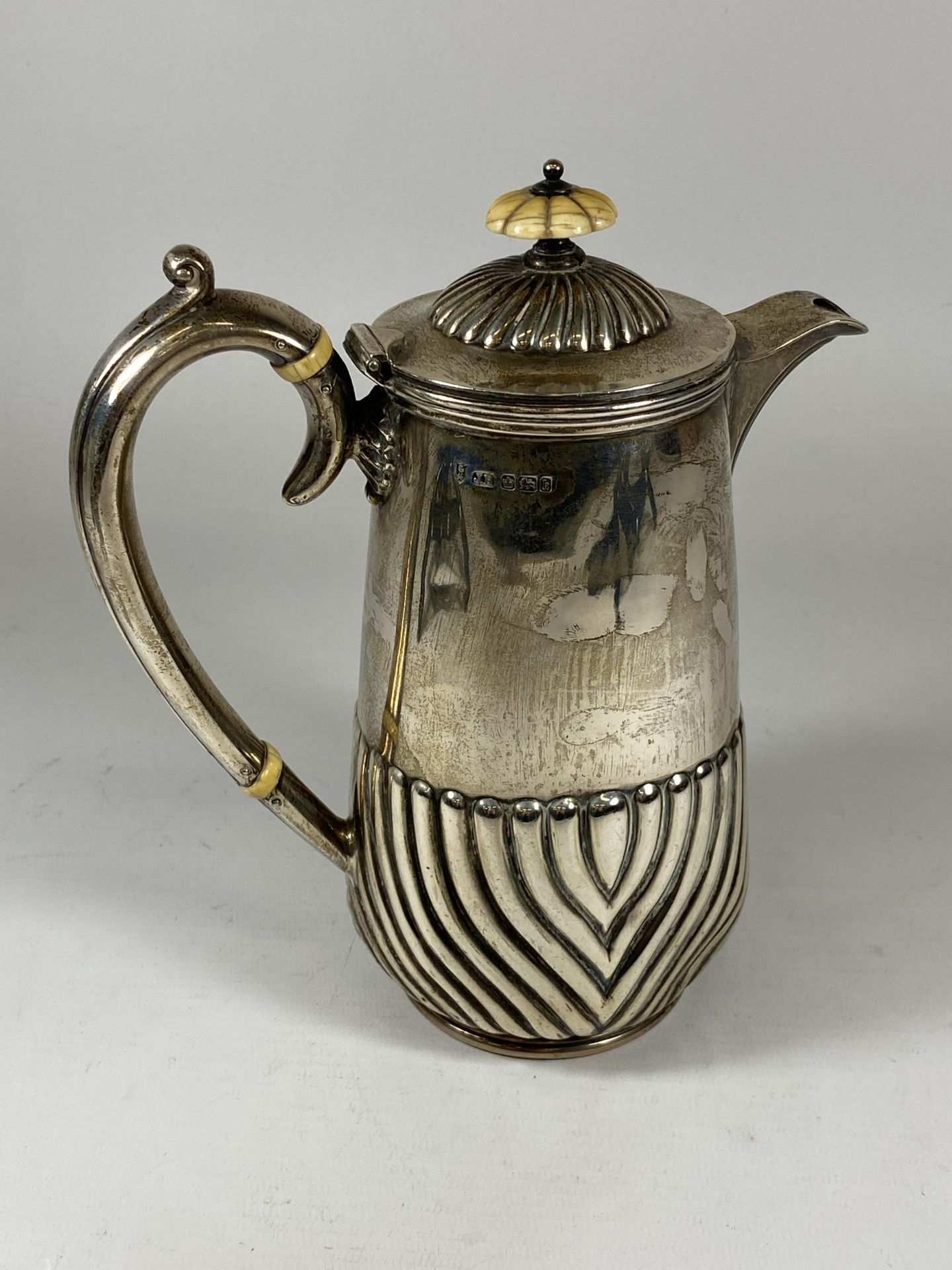 AN EDWARDIAN SILVER FLUTED DESIGN TEAPOT, HALLMARKS FOR SHEFFIELD, 1902, MAKERS JOSEPH ROGERS &