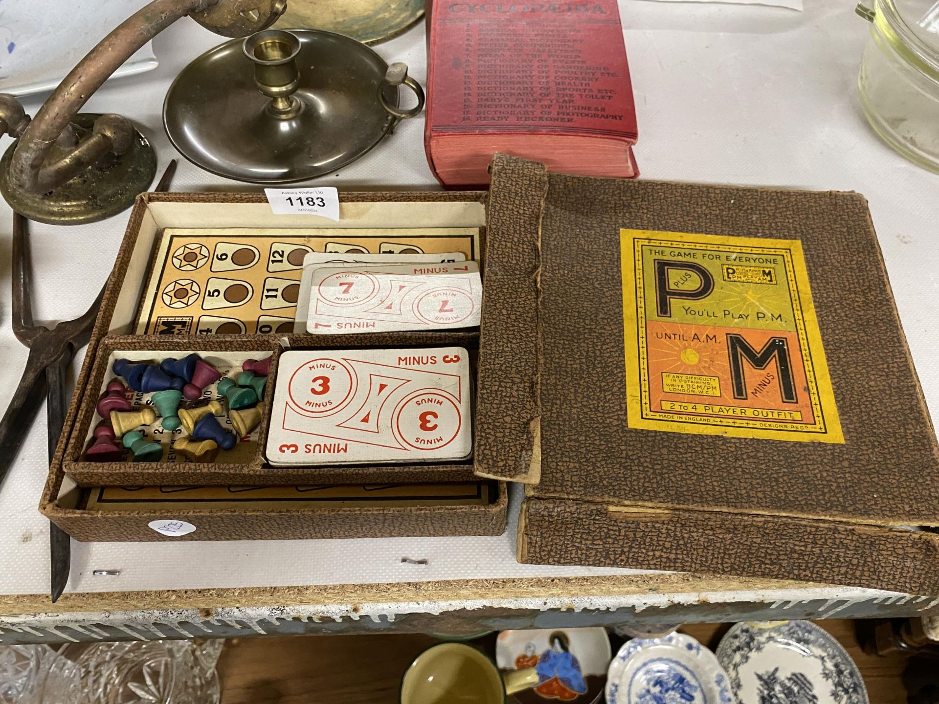 A MIXED VINTAGE LOT TO INCLUDE BOXED GAME, TURNED WOODEN LAMP BASE ETC - Image 3 of 3