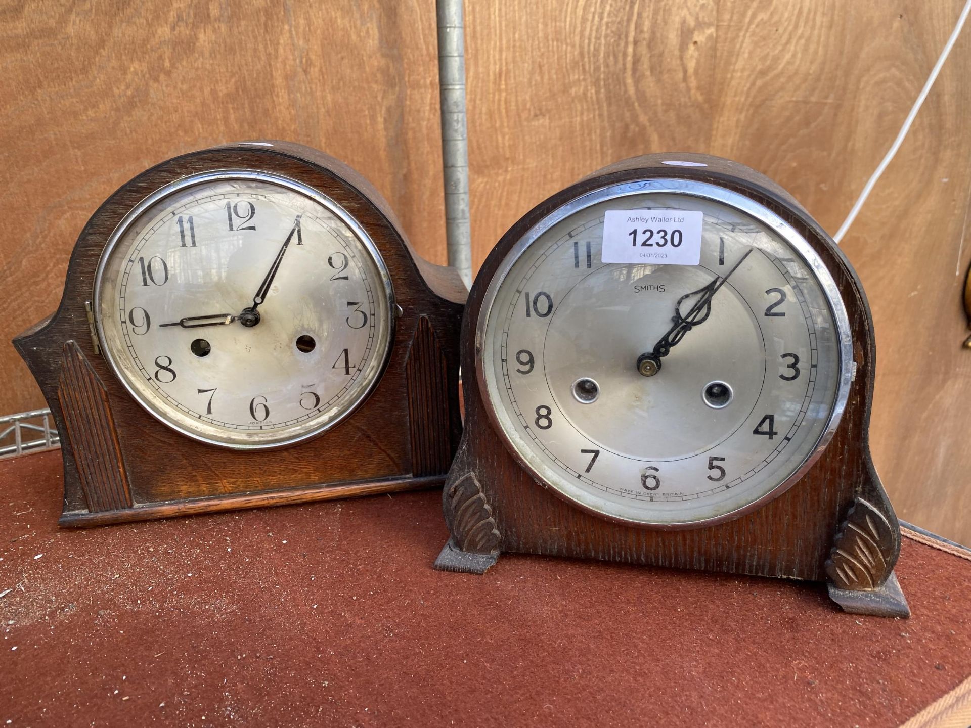 TWO OAK CASED MANTEL CLOCKS TO INCLUDE A 'SMITHS'