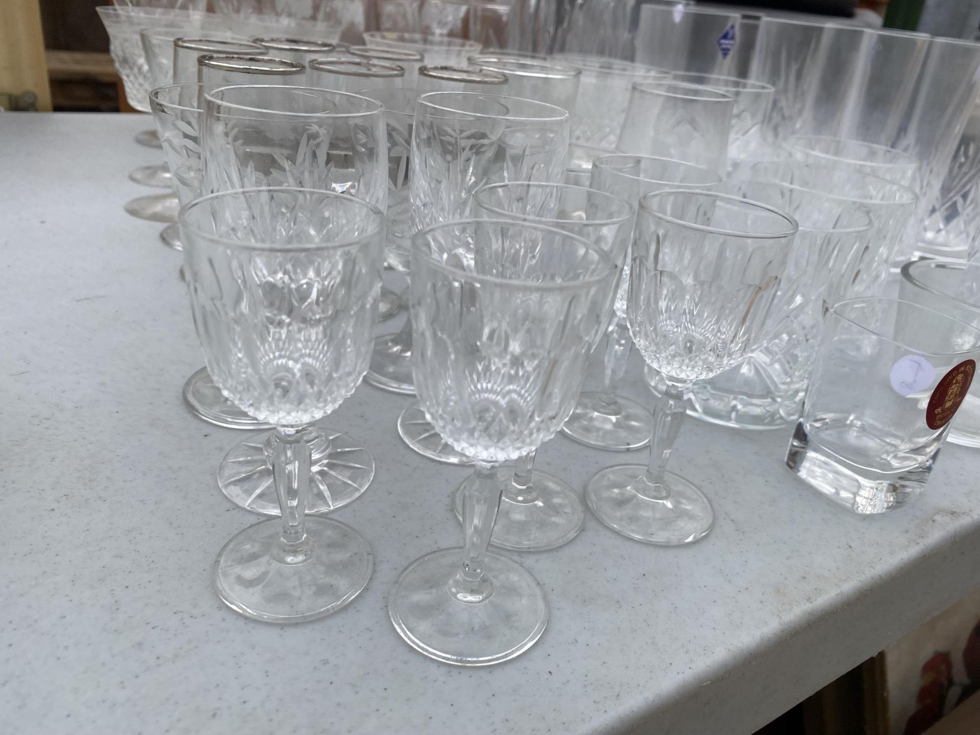AN ASSORTMENT OF GLASS WARE TO INCLUDE EDINBURGH CRYSTAL TUMBLERS, SHERRY GLASSES AND WINE GLASSES - Image 6 of 6