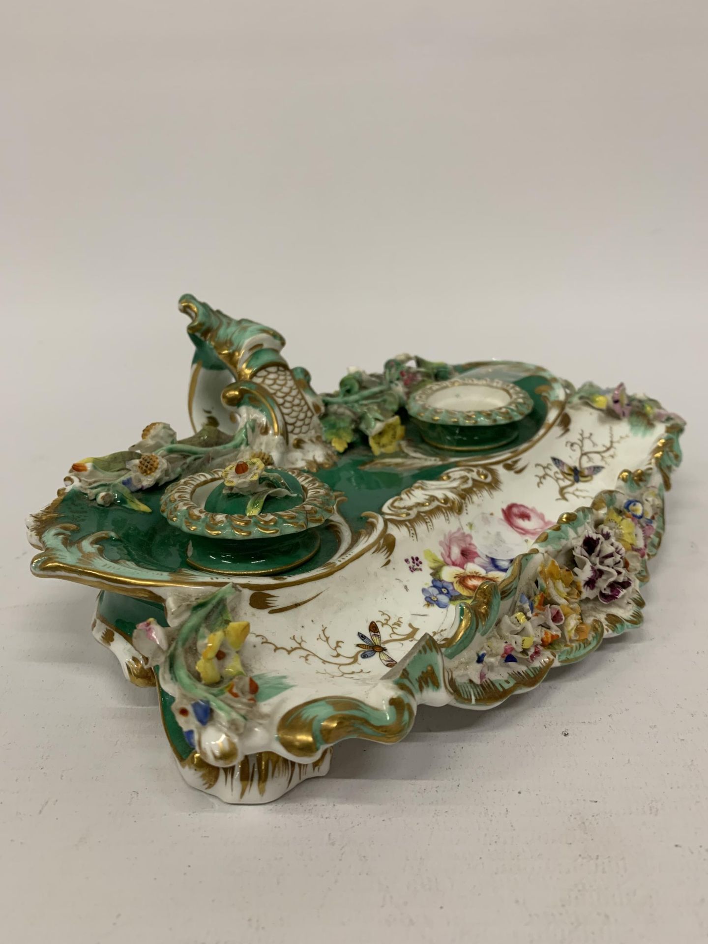 A VICTORIAN ORNATE CERAMIC INKWELL WITH EMBOSSED FLOWERS - A/F - Image 2 of 3