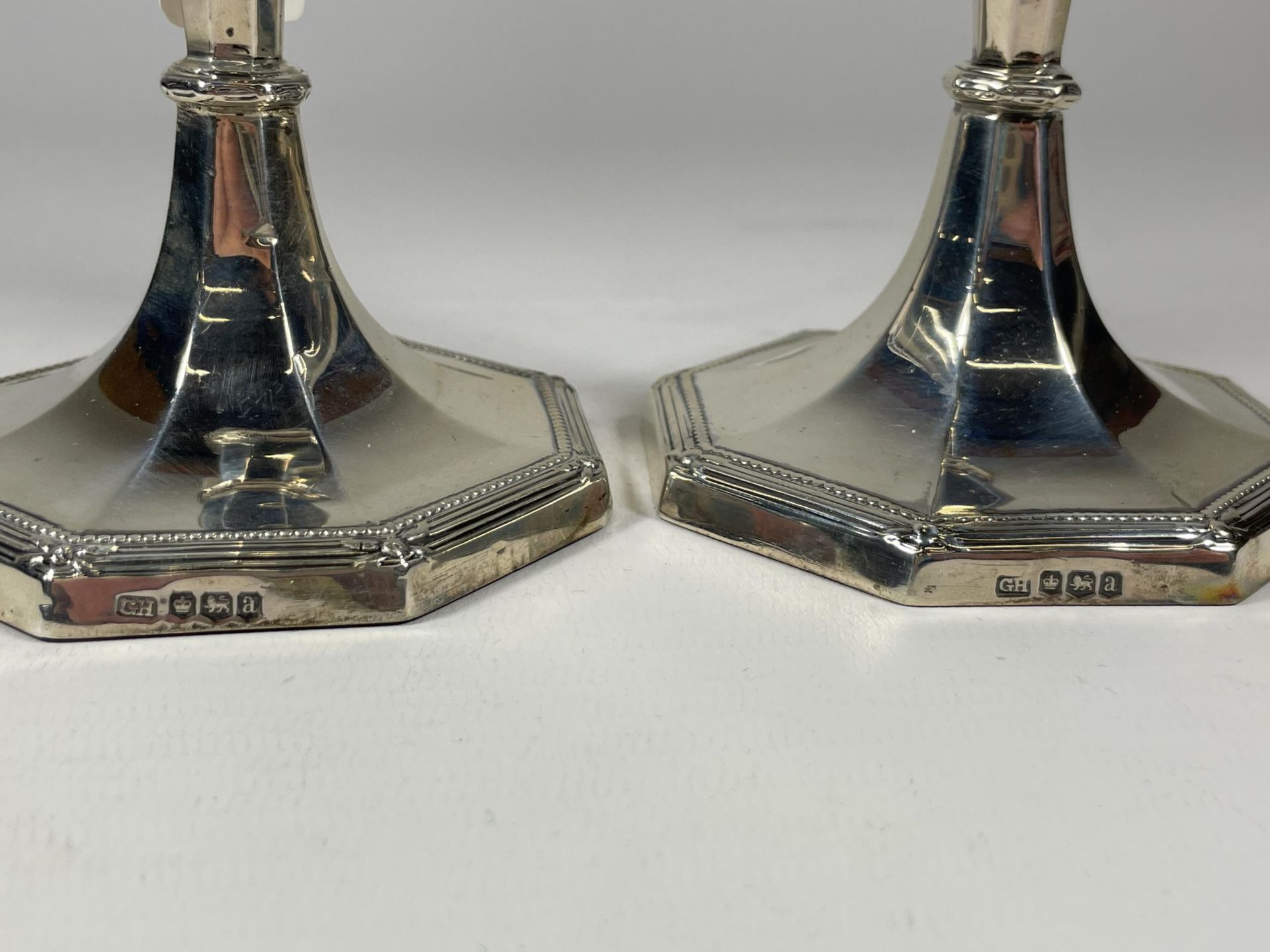 A PAIR OF GEORGE V SILVER CANDLESTICKS, HALLMARKS FOR SHEFFIELD, 1918, MAKERS HARRISON BROTHERS, - Image 2 of 4