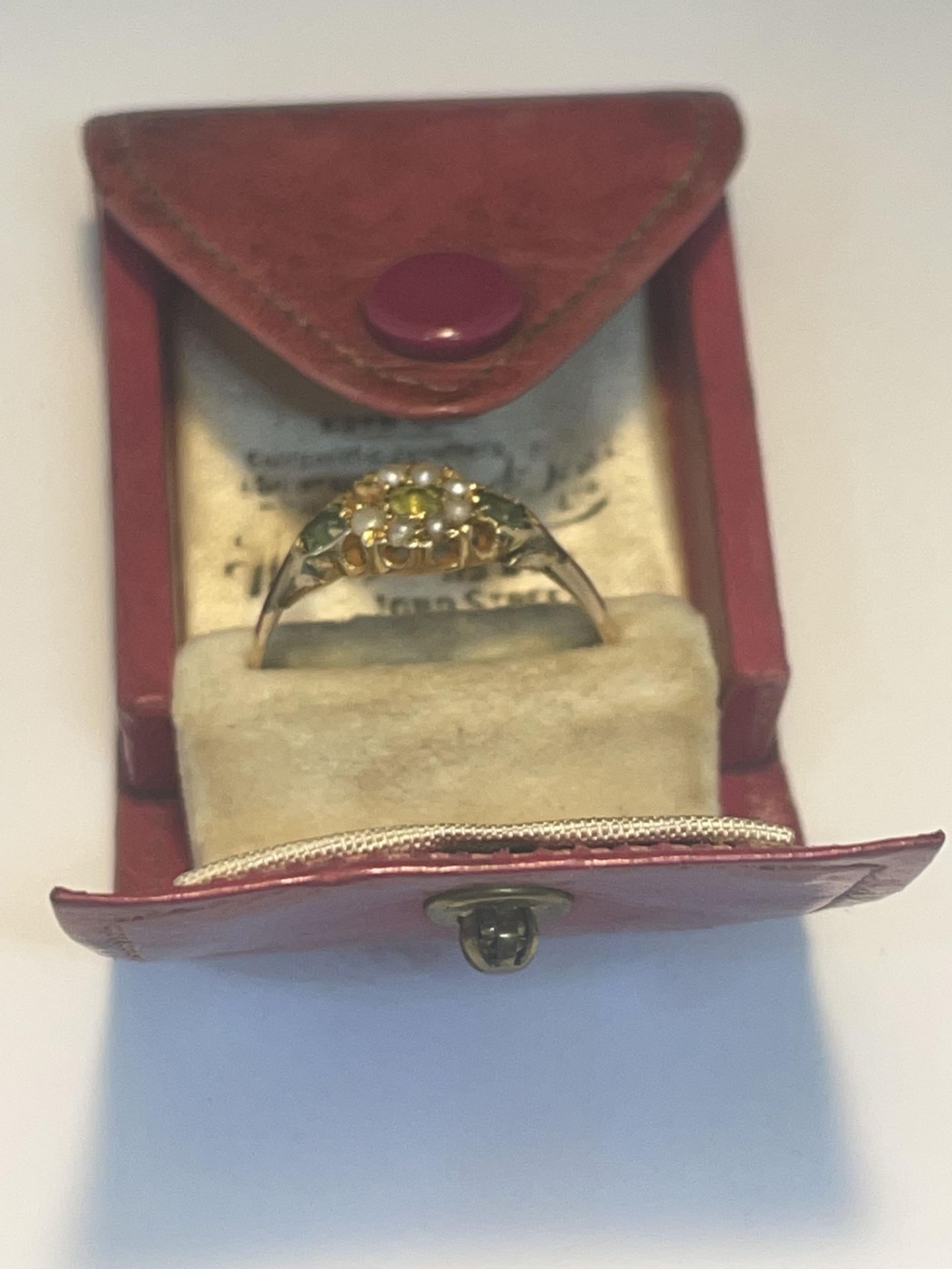 A 15 CARAT ANTIQUE GOLD RING WITH EMERALDS, PEARLS (ONE MISSING) AND PERIDOT GROSS WEIGHT 2.1 - Image 3 of 3