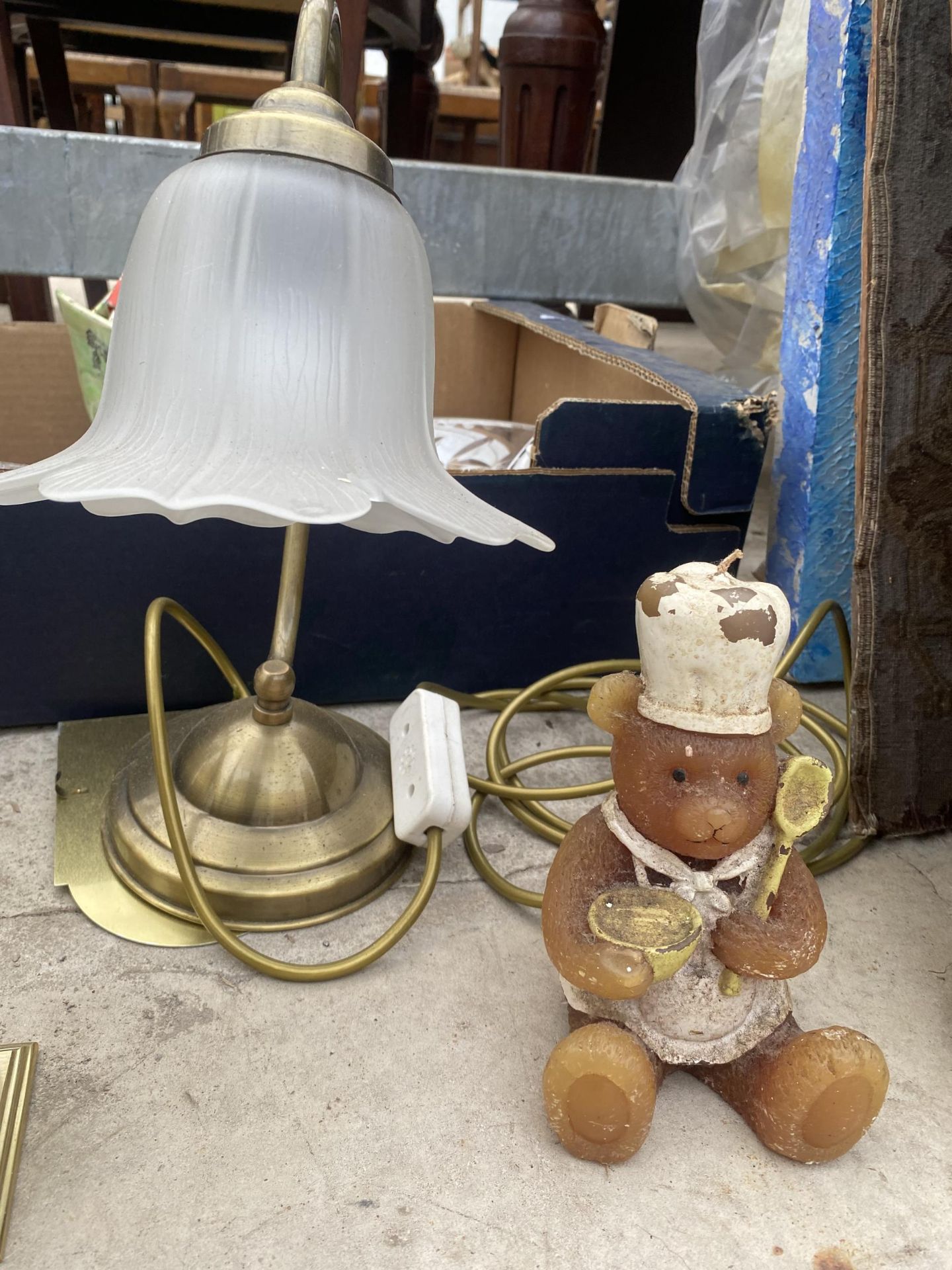 AN ASSORTMENT OF ITEMS TO INCLUDE CLOCKS, BOWLS AND A LAMP ETC - Image 5 of 5