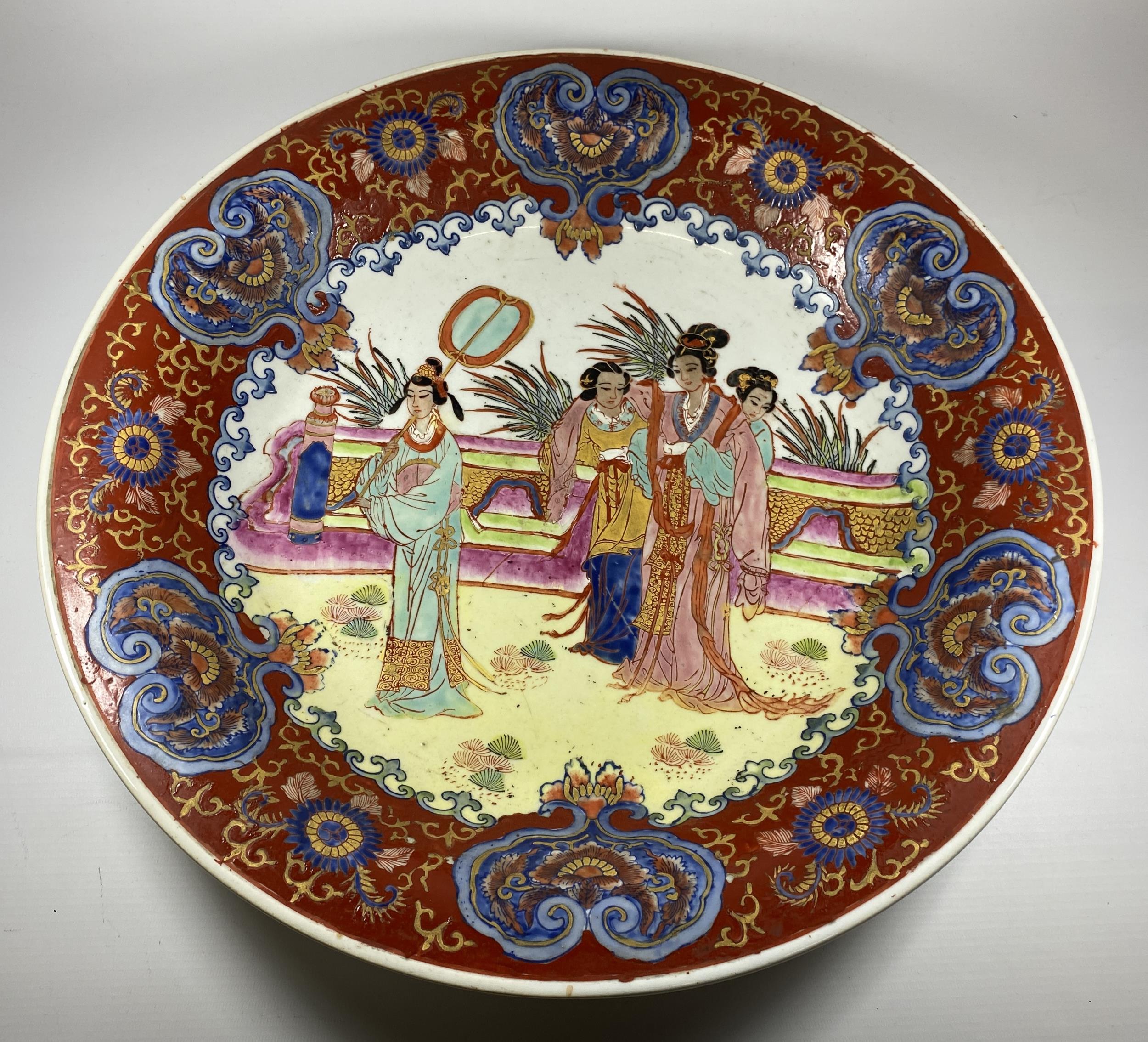 A LARGE DECORATIVE CHINESE POTTERY CHARGER WITH ENAMELED PAINTED FIGURAL DESIGN, SIX CHARACTER