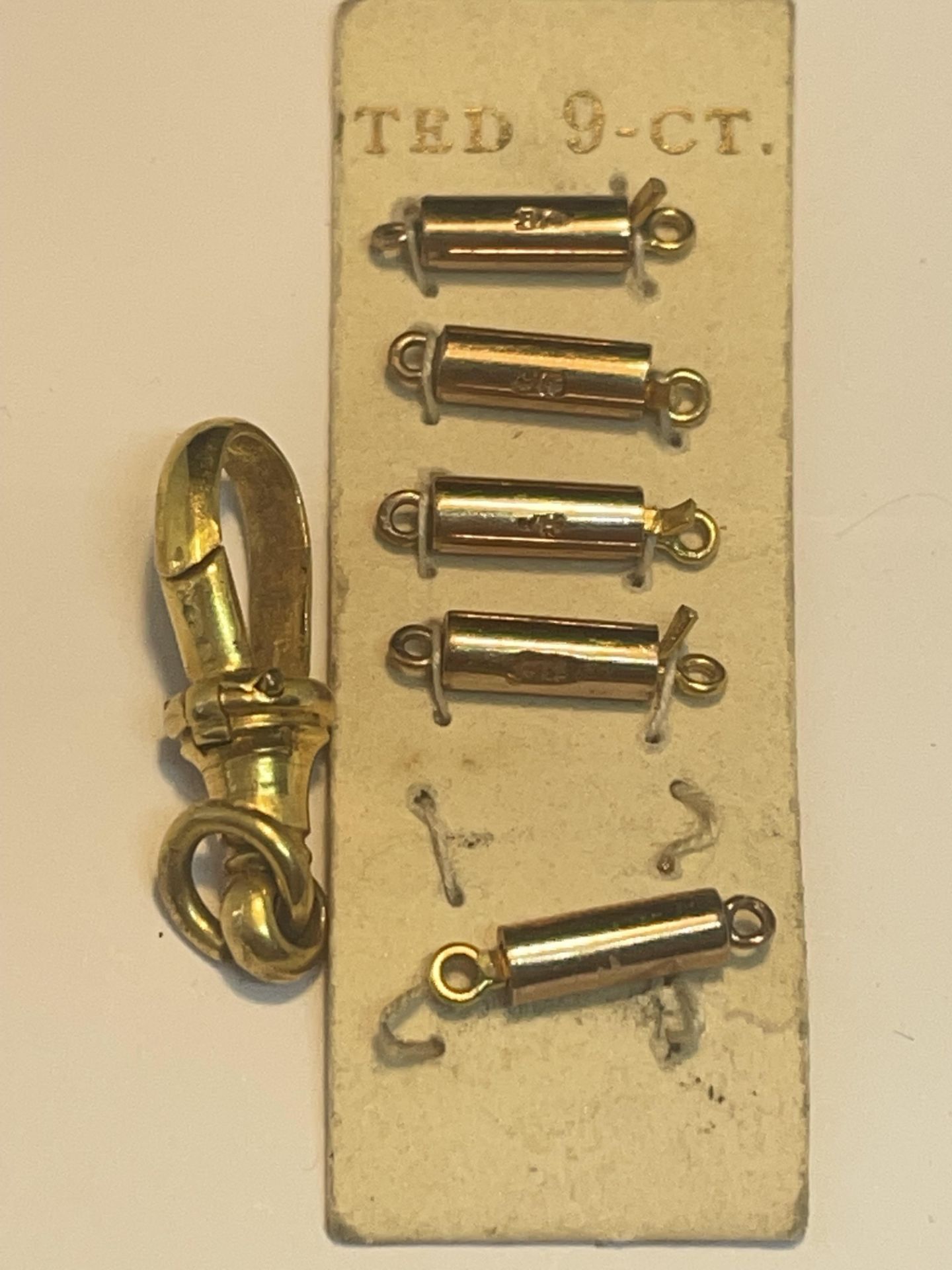 SEVEN 9 CARAT GOLD ITEMS TO INCLUDE A CROSS PENDANT, A CLIP AND FIVE FASTENERS - Image 3 of 3