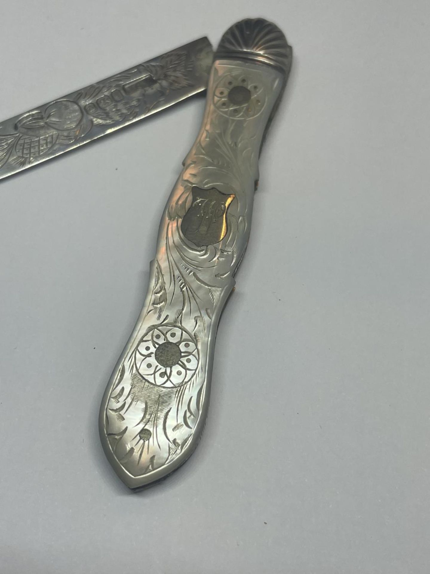 A HALLMARKED SHEFFIELD SILVER 1899 JGW AND MOTHER OF PEARL FRUIT KNIFE - Image 2 of 4
