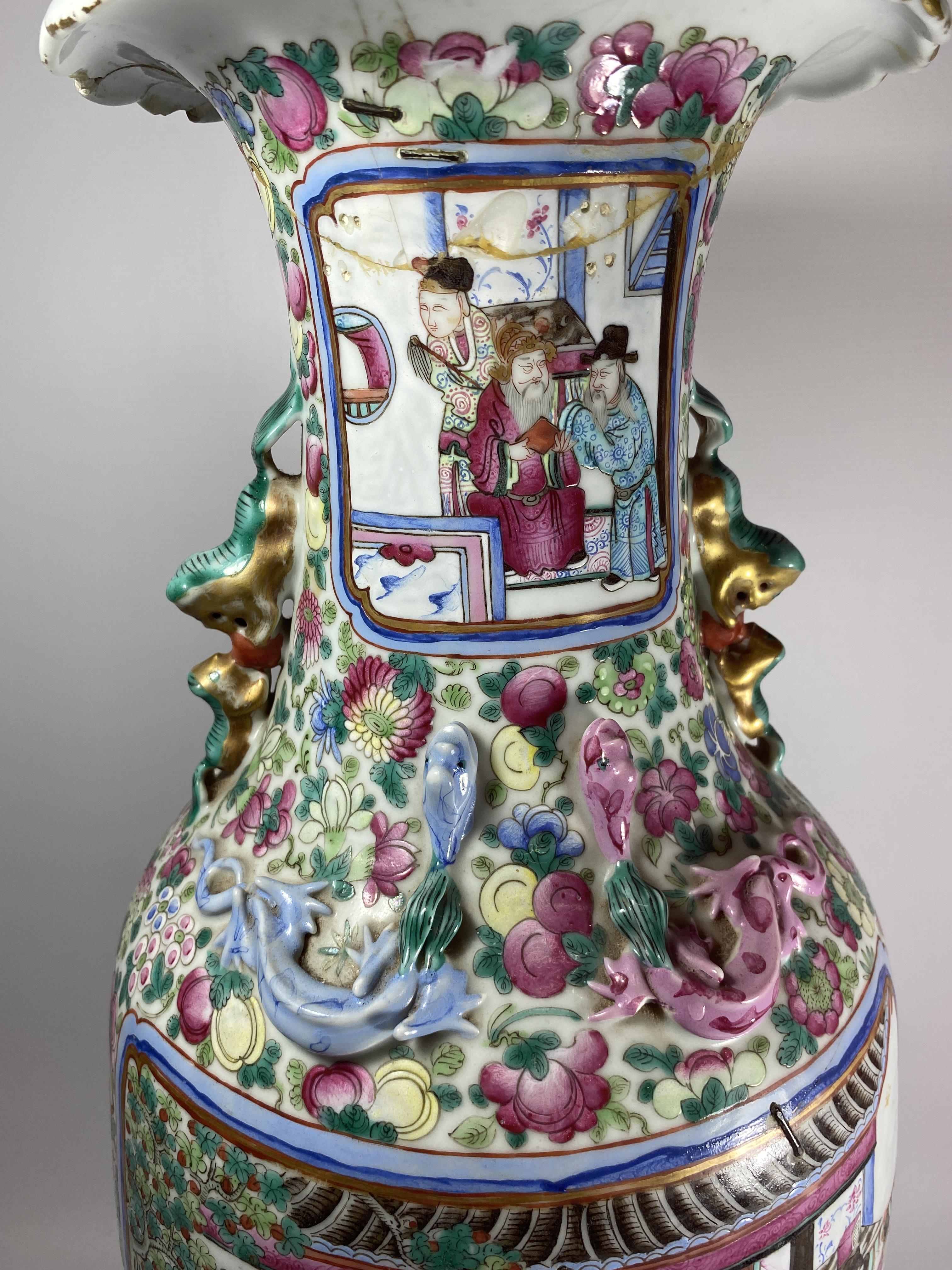 A LARGE MID-LATE 19TH CENTURY CHINESE FLOOR VASE WITH CEREMONIAL DESIGN PANELS, HEIGHT 63CM, (A/F) - Image 3 of 8