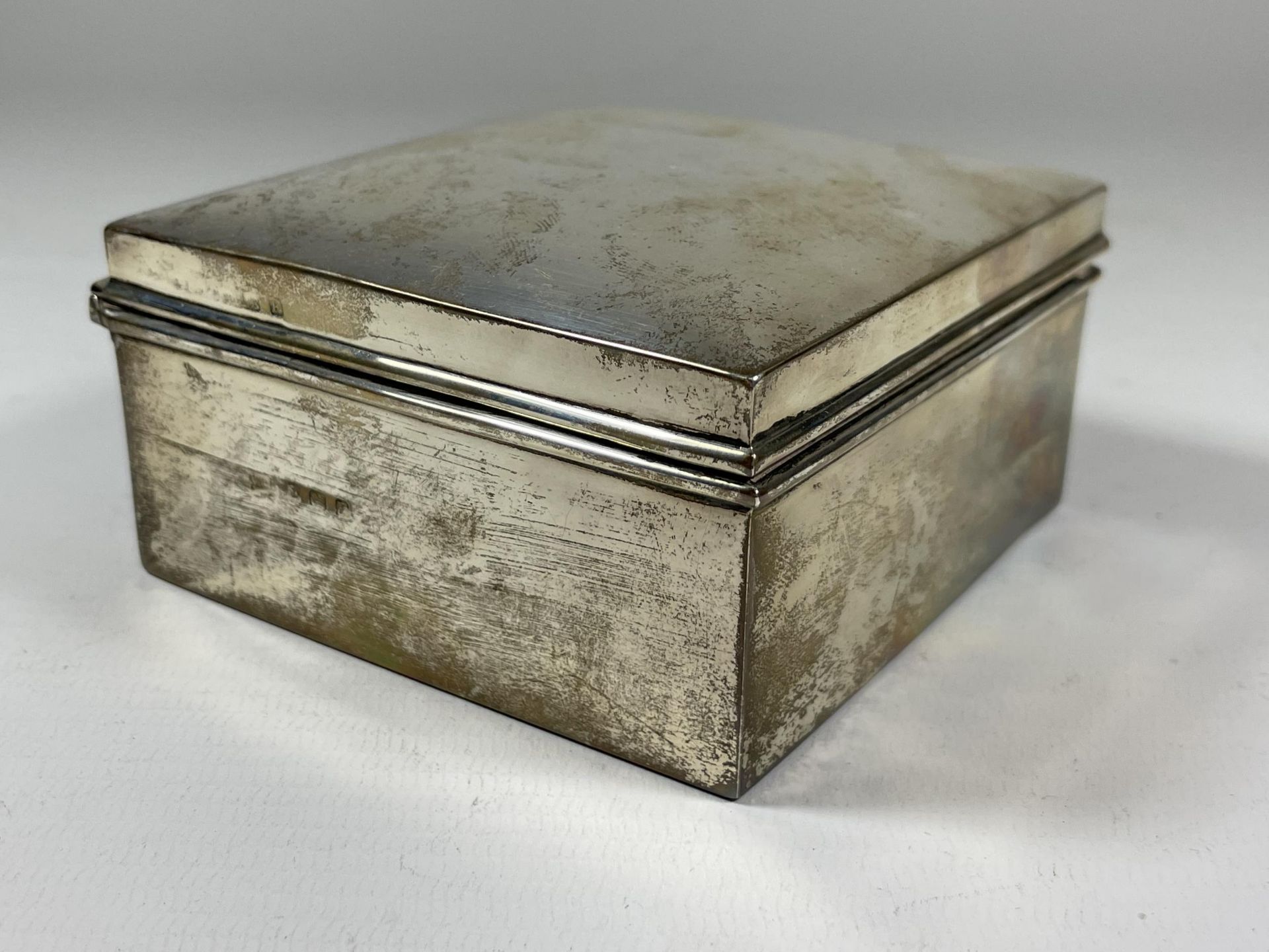 A GEORGE V SILVER CIGARETTE BOX, HALLMARKS FOR BIRMINGHAM 1930