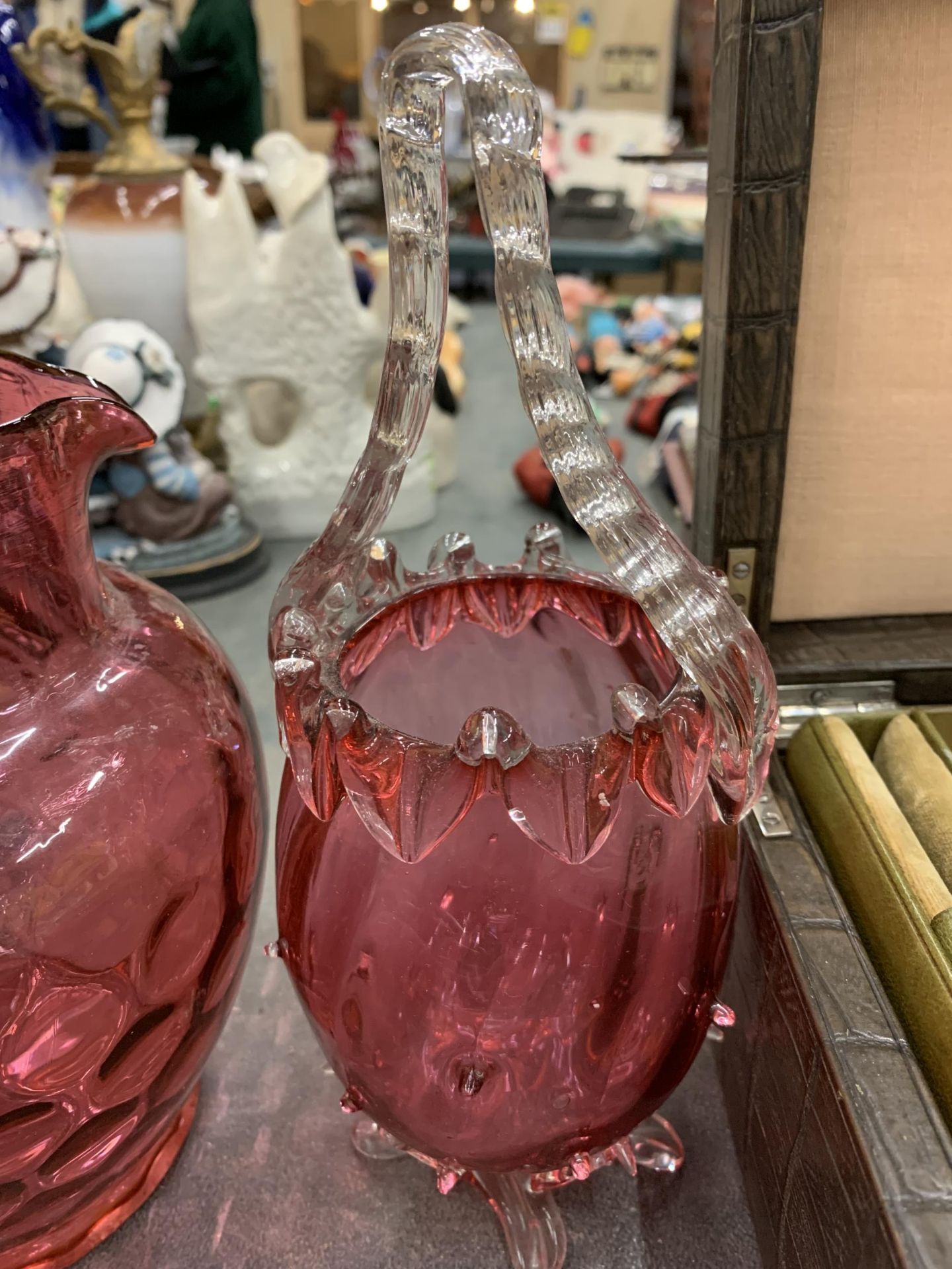 A LARGE QUANTITY OF CRANBERRY GLASS TO INCLUDE JUGS, GLASSES, BOWLS, ETC - Image 3 of 5